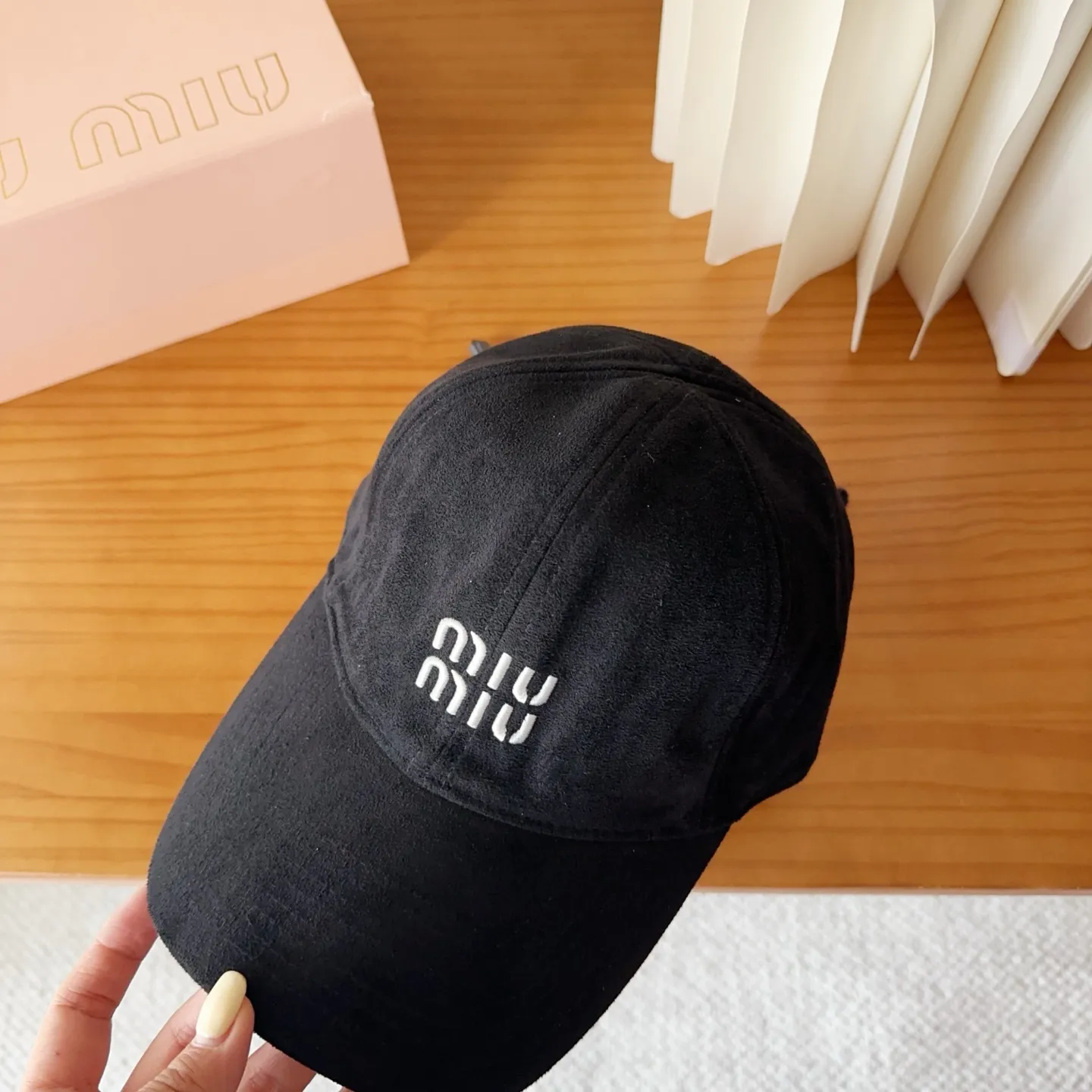 💰60 miumiu new corduroy baseball cap for autumn and winter. The original order is authentic and made to order. The original workmanship is meticulous and the quality is superb!