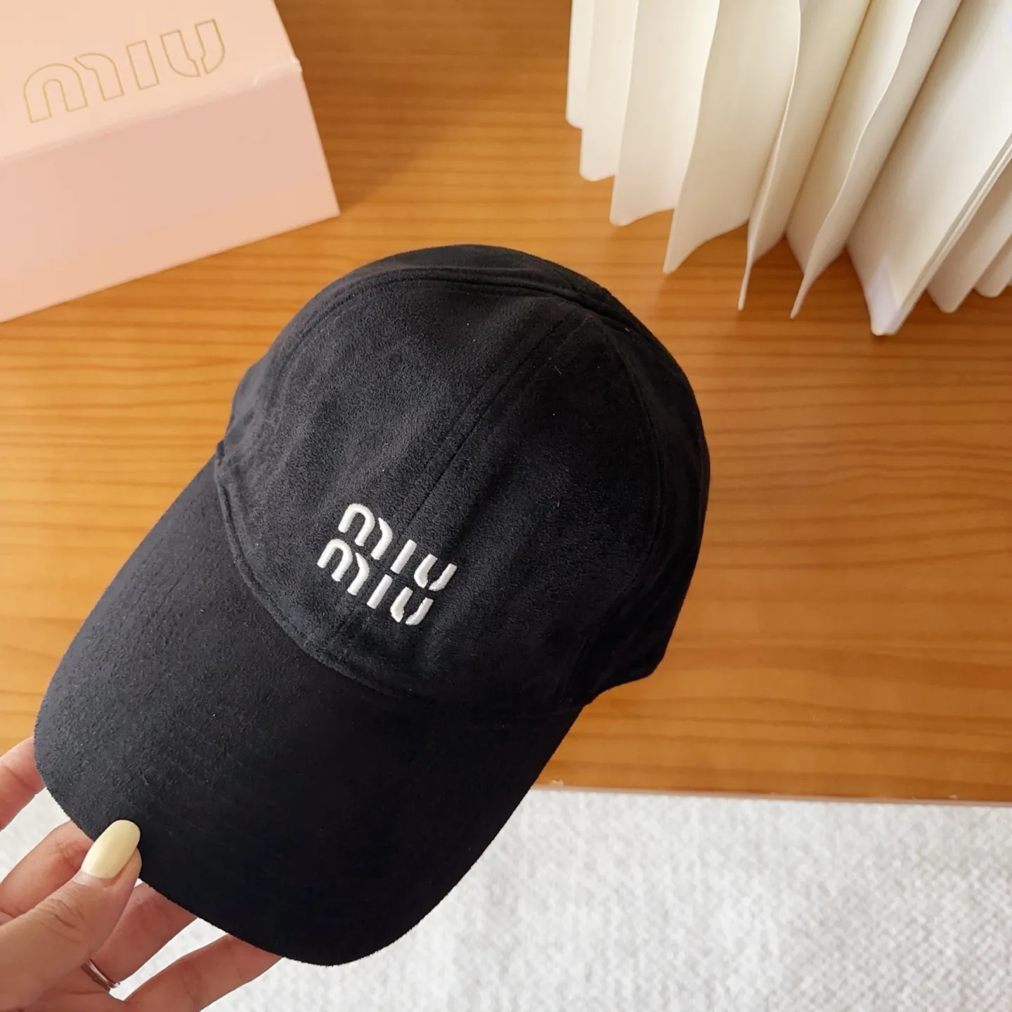 💰60 miumiu new corduroy baseball cap for autumn and winter. The original order is authentic and made to order. The original workmanship is meticulous and the quality is superb!