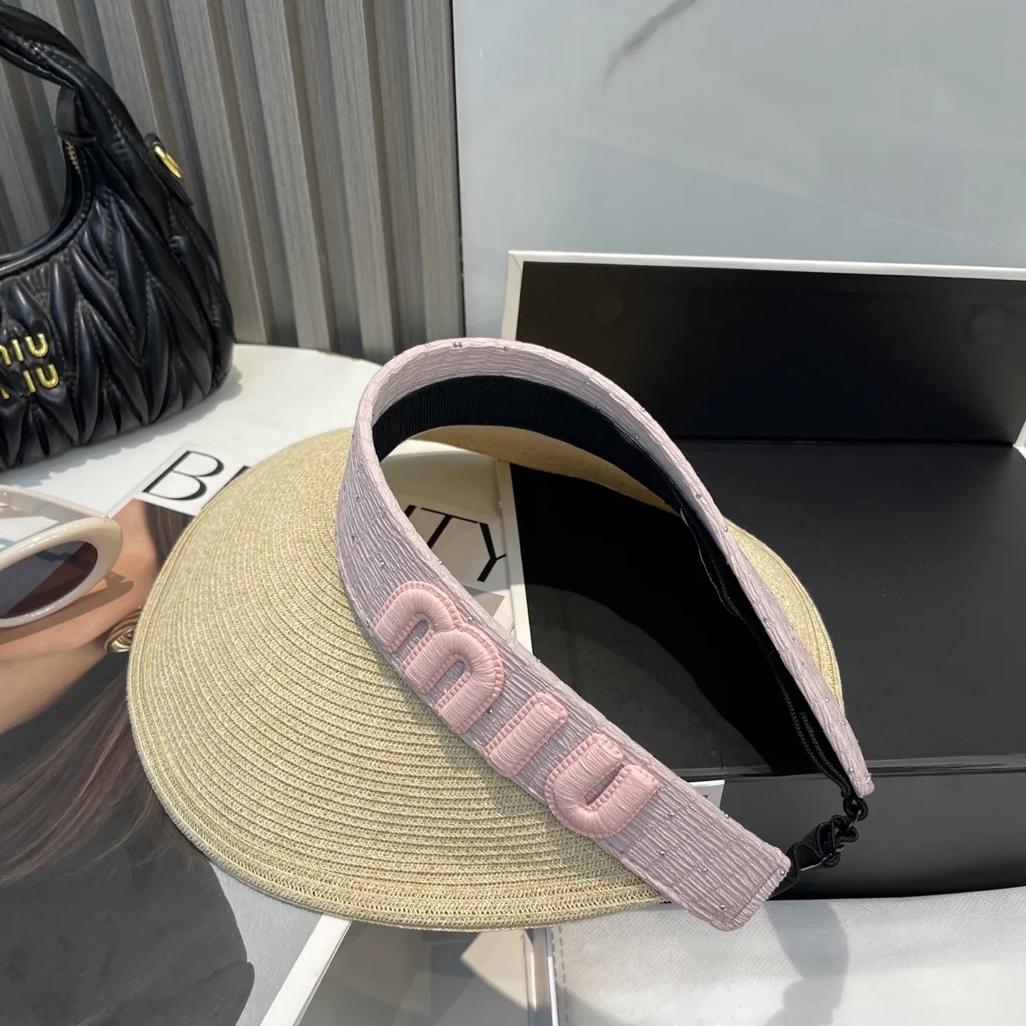 P70 comes with dust bag miumiu empty top hat, a must-have item in summer, because it is so easy to match, it is really super artistic in summer when paired with a cool summer style~ Just wear a little white skirt and you can attract the attention of blockbusters~