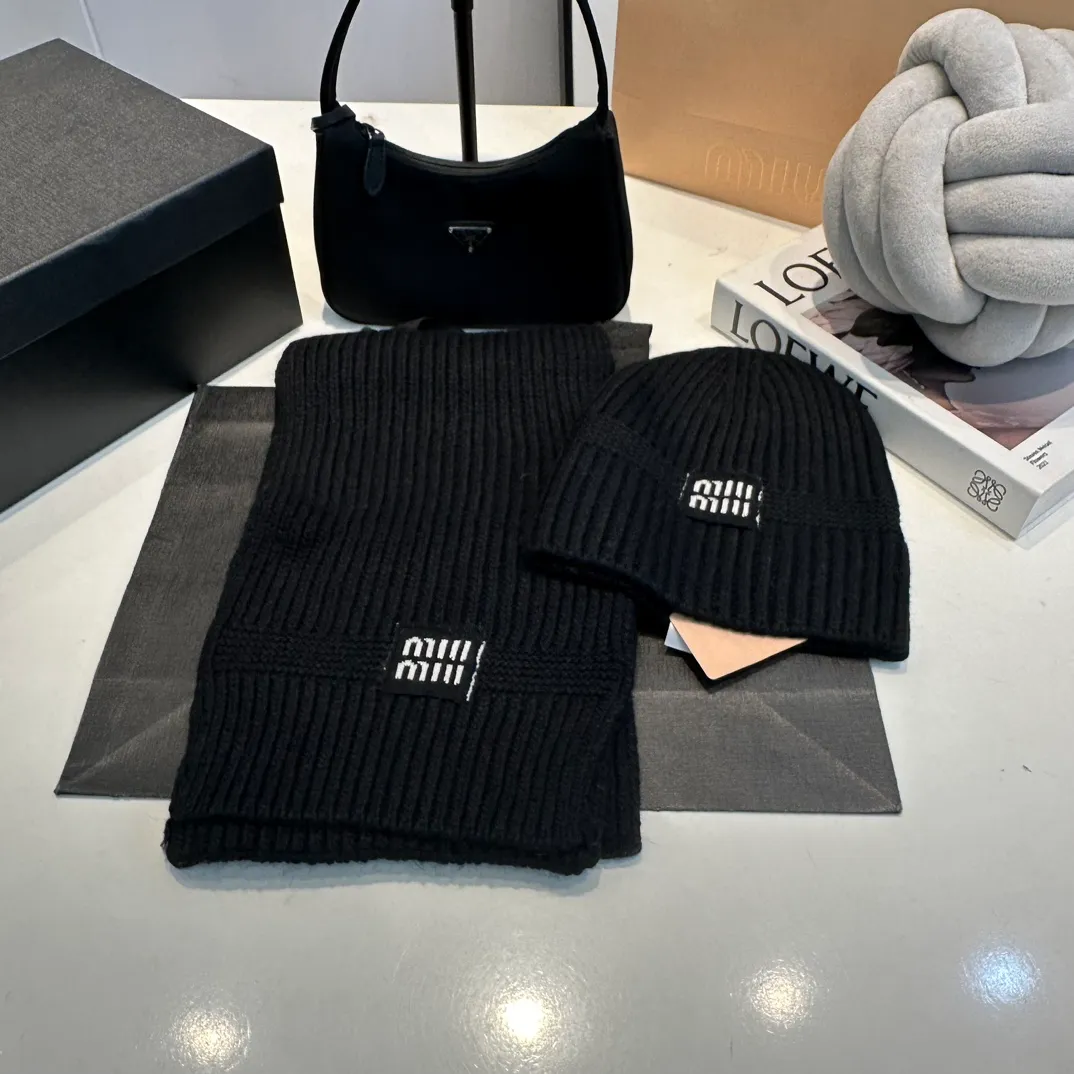 P200 miumiu two-piece knitted hat set, popular at Miumiu counter. Hat + scarf. New product released by Xiaohongshu. Very warm. High-elastic fabric. Classic colors. Same style for men and women.