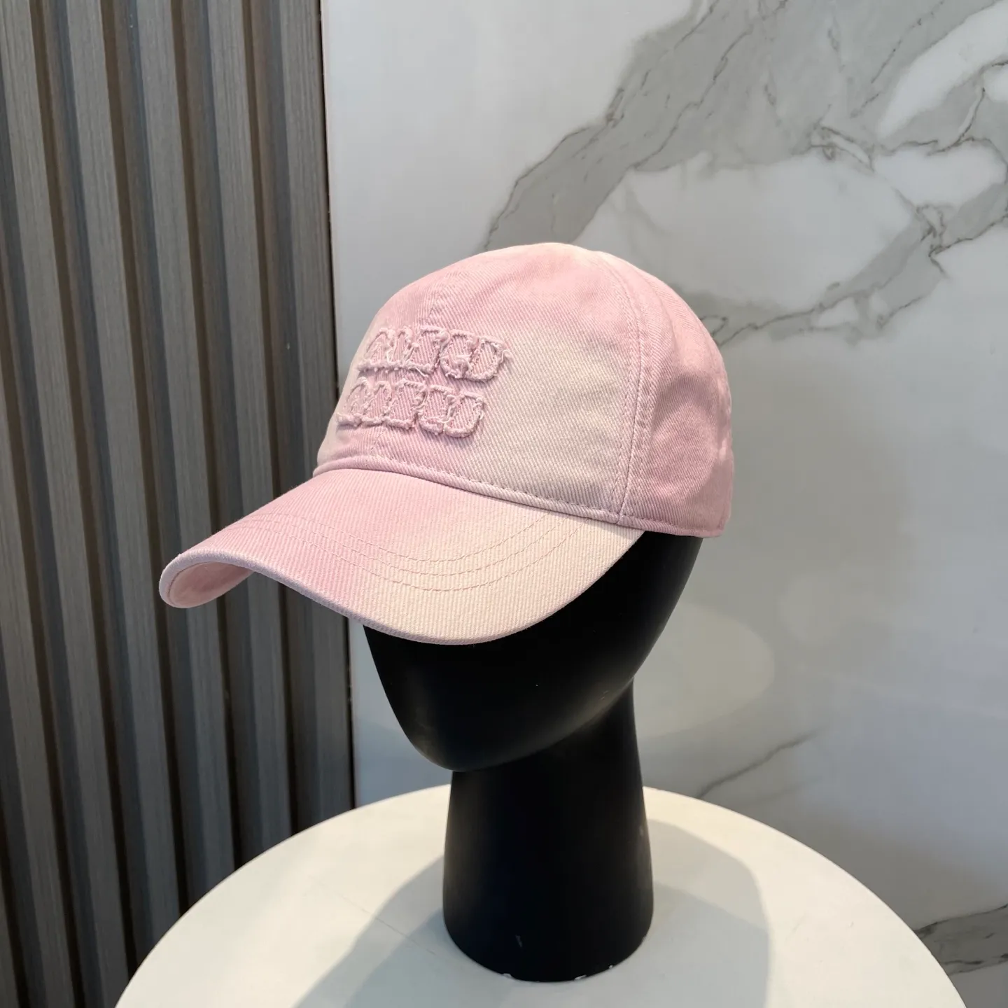 P66 miumiu's new baseball cap from Miu Miu's counter. One-to-one mold customization. Head circumference 57cm. Unisex. miumiu's new baseball cap is popular right now and has a full street feel! Trendy and versatile, Xiaohongshu grows grass, poison, get your boyfriend, and cool together
