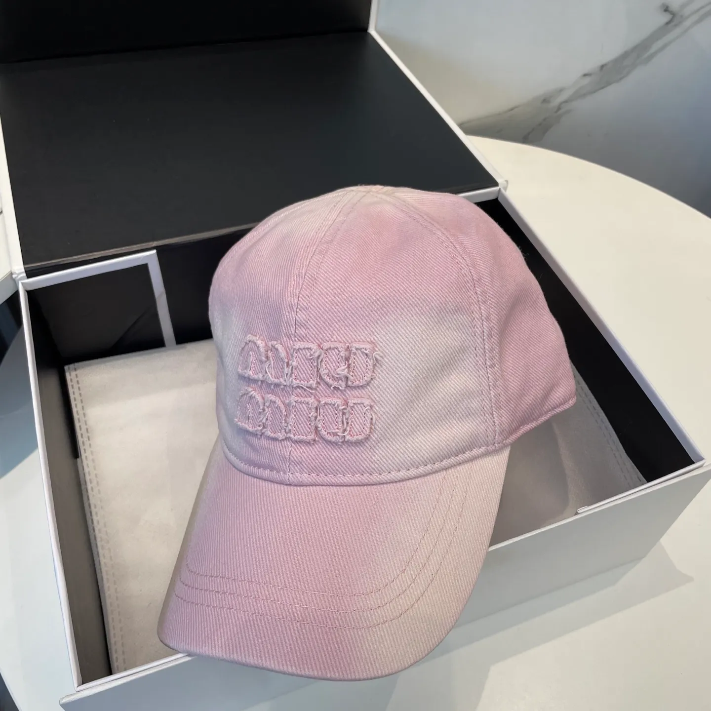 P66 miumiu's new baseball cap from Miu Miu's counter. One-to-one mold customization. Head circumference 57cm. Unisex. miumiu's new baseball cap is popular right now and has a full street feel! Trendy and versatile, Xiaohongshu grows grass, poison, get your boyfriend, and cool together