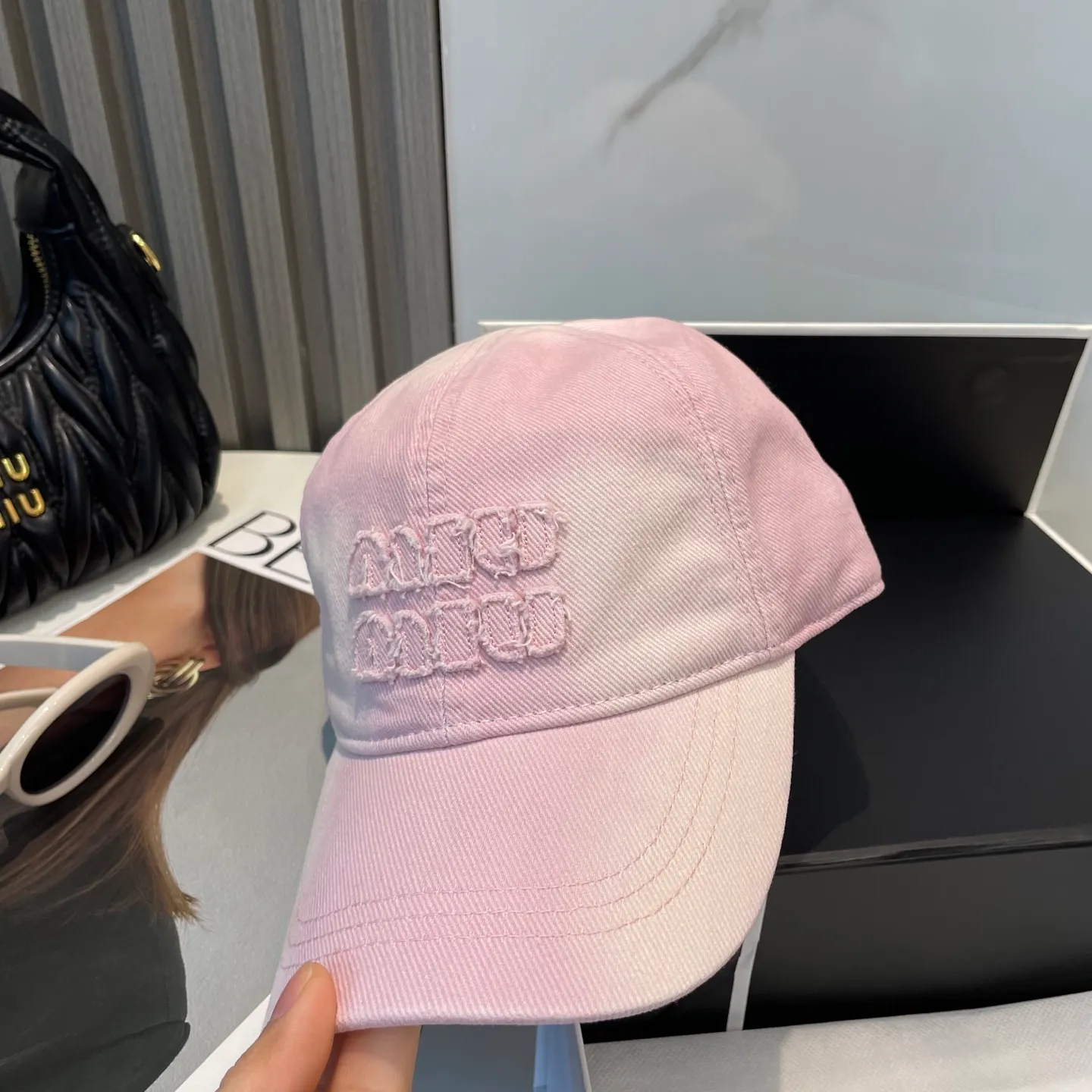 P66 miumiu's new baseball cap from Miu Miu's counter. One-to-one mold customization. Head circumference 57cm. Unisex. miumiu's new baseball cap is popular right now and has a full street feel! Trendy and versatile, Xiaohongshu grows grass, poison, get your boyfriend, and cool together