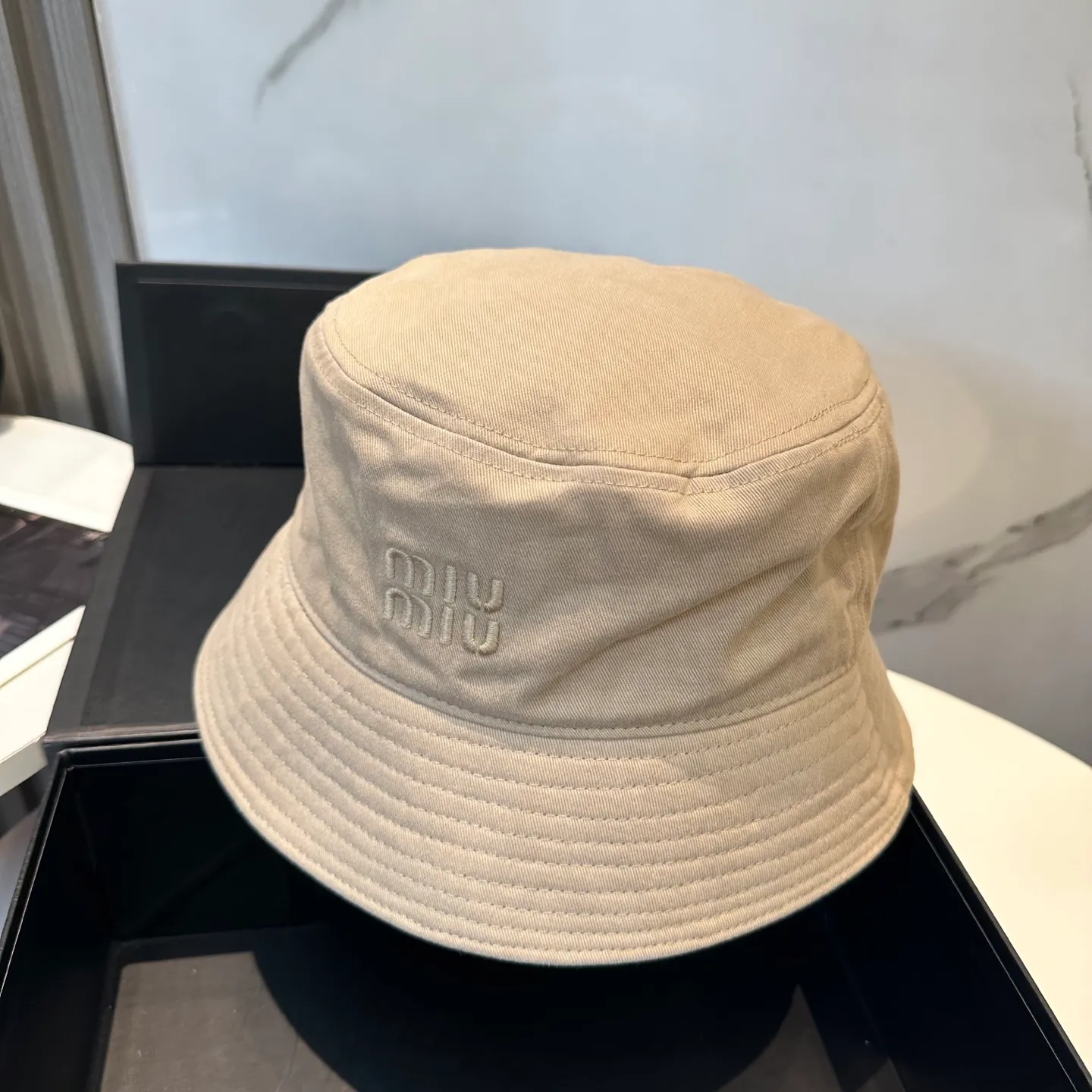 P74💛 Comes with dust bag. [Miumiu Miu Miu] New order style embroidered fisherman hat🧢Big brand style is super easy to match, hurry up and get it!