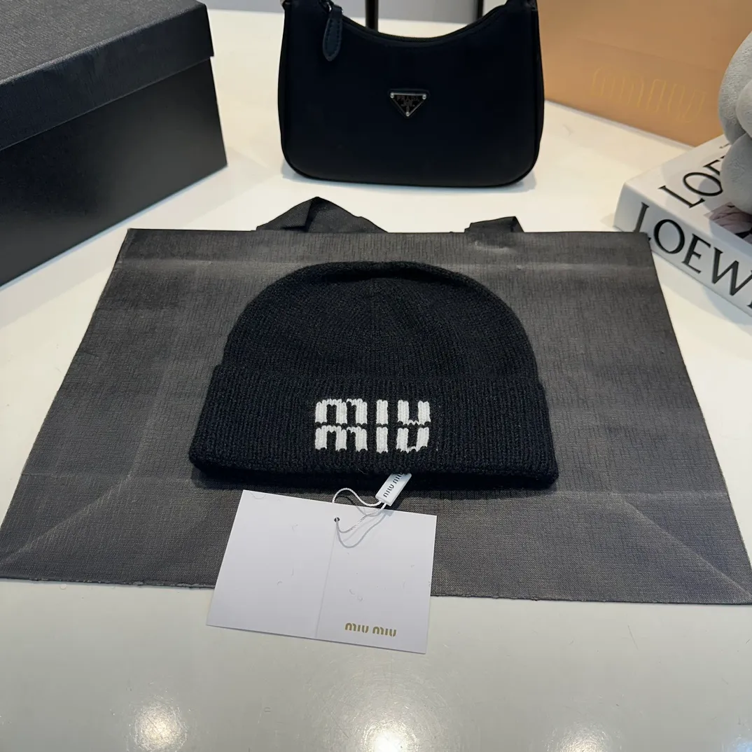 P60 MiuMiu～The new autumn and winter cold hat knitted hat is super soft and elastic, very warm, and has an amazing concave shape