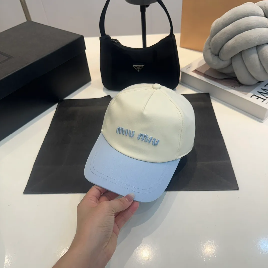 P56 MiuMiu Miu Miu girl's daily baseball cap. A very versatile baseball cap. Classic embroidered logo. Black and white contrasting colors. Versatile and fashionable.