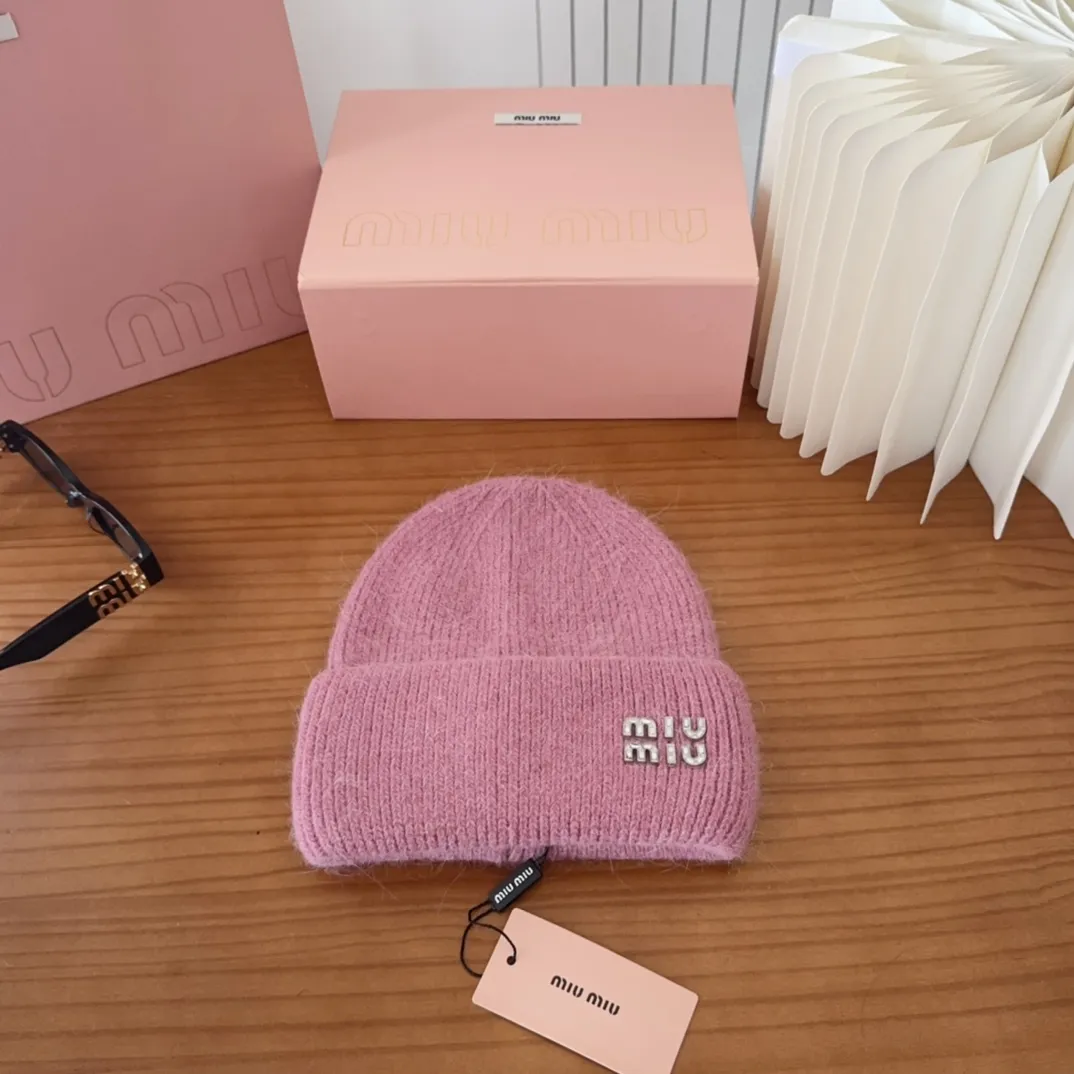 💰56 miumiu🐰Angora rabbit fur autumn and winter woolen hat This high-grade gray dyeing is very difficult to dye! What's more, the material of rabbit fur is like starting from scratch! Highly recommend to everyone. This hat goes well with any type of clothing. It can be both casual and sweet!