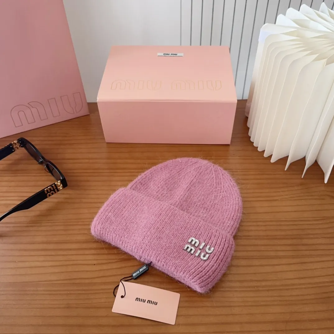 💰56 miumiu🐰Angora rabbit fur autumn and winter woolen hat This high-grade gray dyeing is very difficult to dye! What's more, the material of rabbit fur is like starting from scratch! Highly recommend to everyone. This hat goes well with any type of clothing. It can be both casual and sweet!