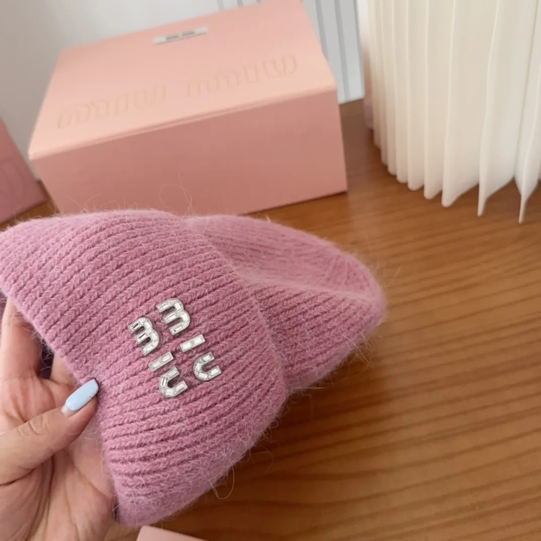 💰56 miumiu🐰Angora rabbit fur autumn and winter woolen hat This high-grade gray dyeing is very difficult to dye! What's more, the material of rabbit fur is like starting from scratch! Highly recommend to everyone. This hat goes well with any type of clothing. It can be both casual and sweet!