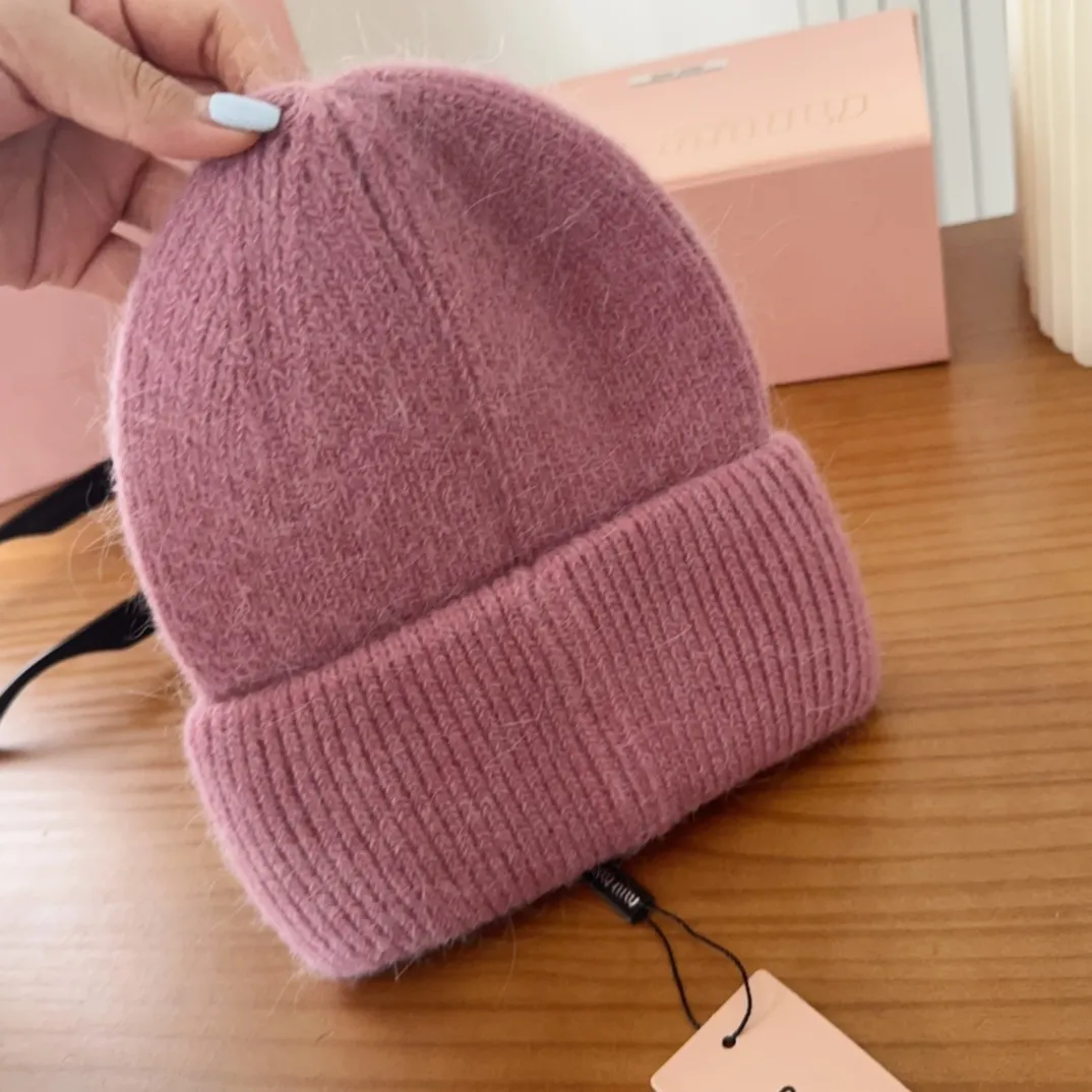 💰56 miumiu🐰Angora rabbit fur autumn and winter woolen hat This high-grade gray dyeing is very difficult to dye! What's more, the material of rabbit fur is like starting from scratch! Highly recommend to everyone. This hat goes well with any type of clothing. It can be both casual and sweet!