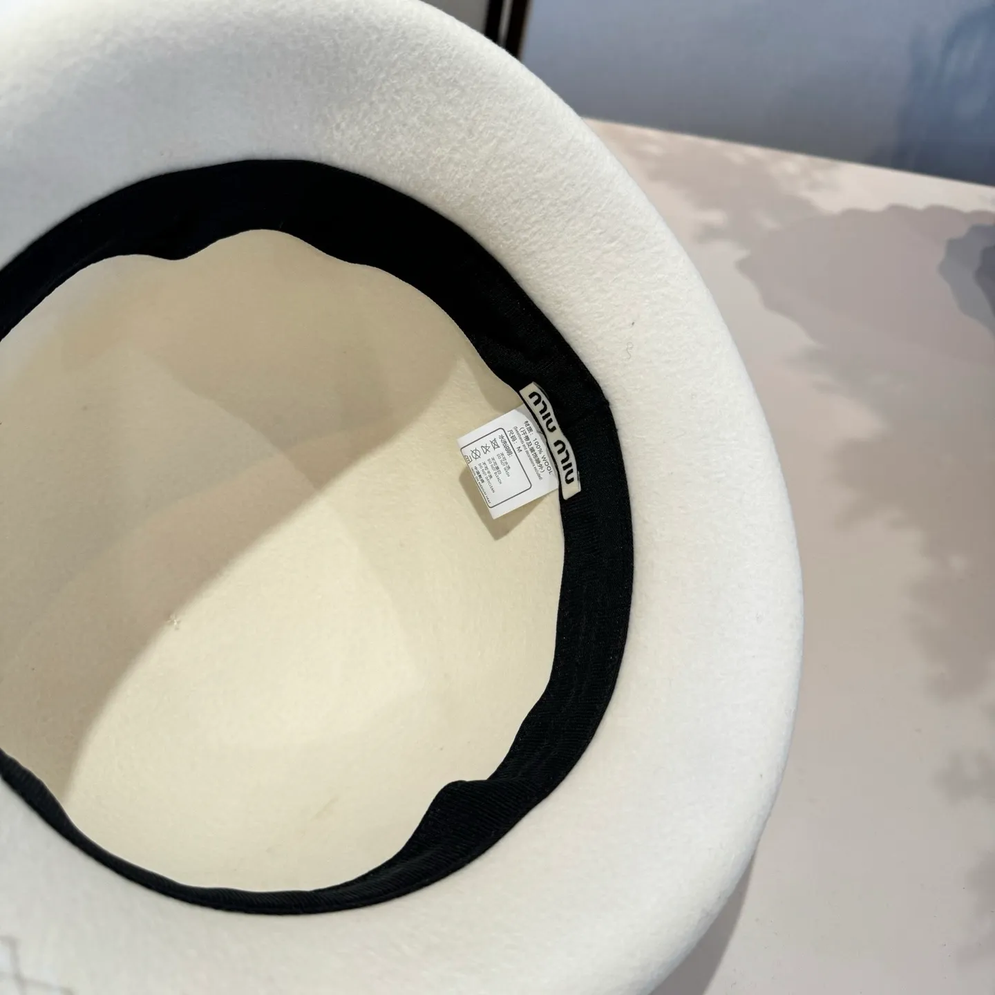 💰210¥ White miumiu new wool basin hat, 100% wool fabric, head circumference 57cm