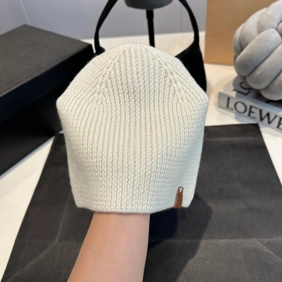 P50 MiuMiu Miu Miu's best-selling model, miumiu's new fall and winter counter knitted woolen hats for men and women, with first-class texture, perfect for going out on the street!