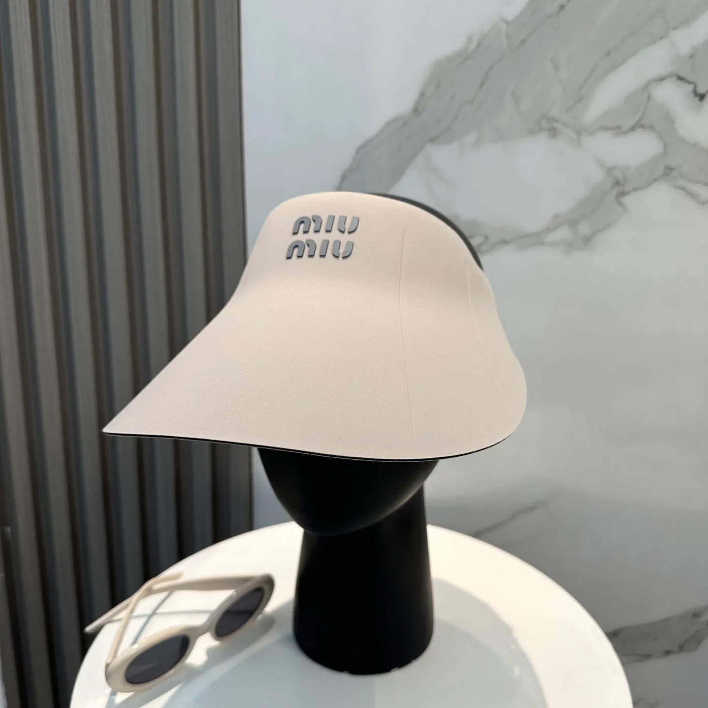 P66 miumiu Miu Miu～The new summer seamless duck bill empty top hat is a summer sunshade artifact. It will not be stuffy at all. The oversized brim is more sun-protective.