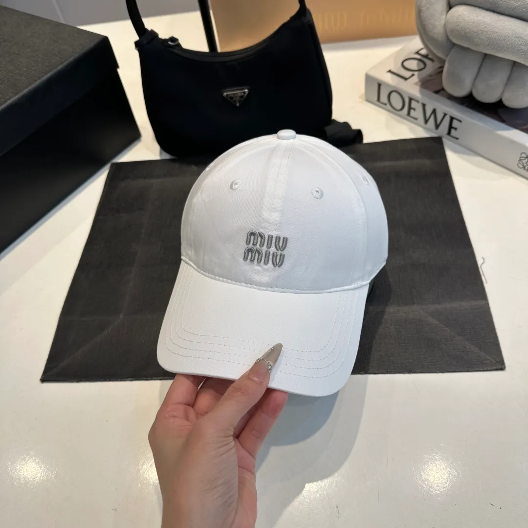P56 miumiu's new candy-colored summer baseball cap. Color matchmaker. It's so confusing. Add a few more colors and match them as you like.