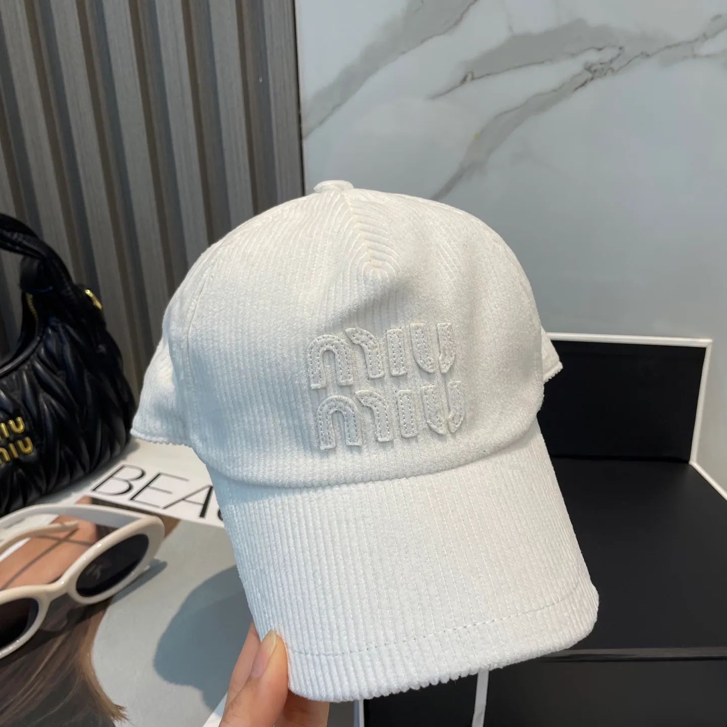 P70 miumiu limited new corduroy baseball cap, corduroy textured peaked cap. A very attractive baseball cap🧢~Same style for men and women. It brings a sense of atmosphere when you go out every day. It feels great to change it occasionally.