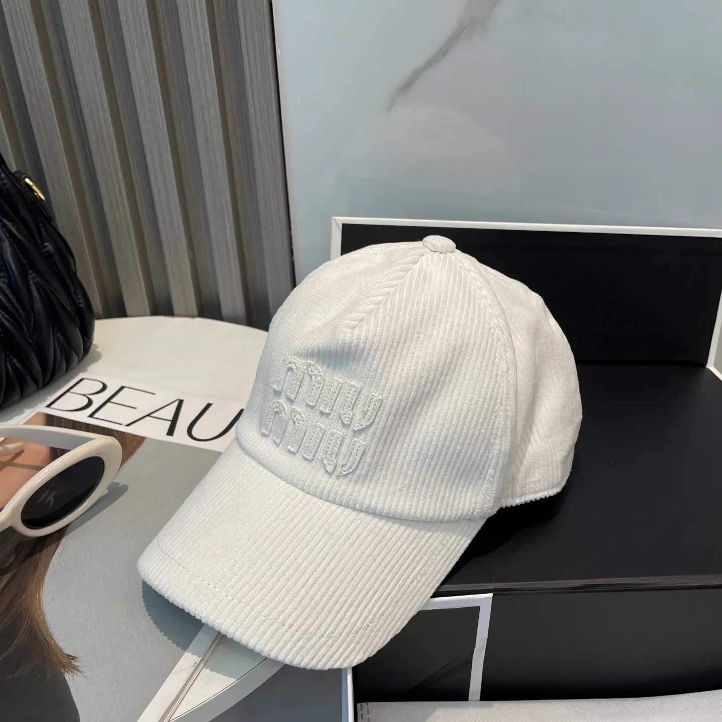 P70 miumiu limited new corduroy baseball cap, corduroy textured peaked cap. A very attractive baseball cap🧢~Same style for men and women. It brings a sense of atmosphere when you go out every day. It feels great to change it occasionally.