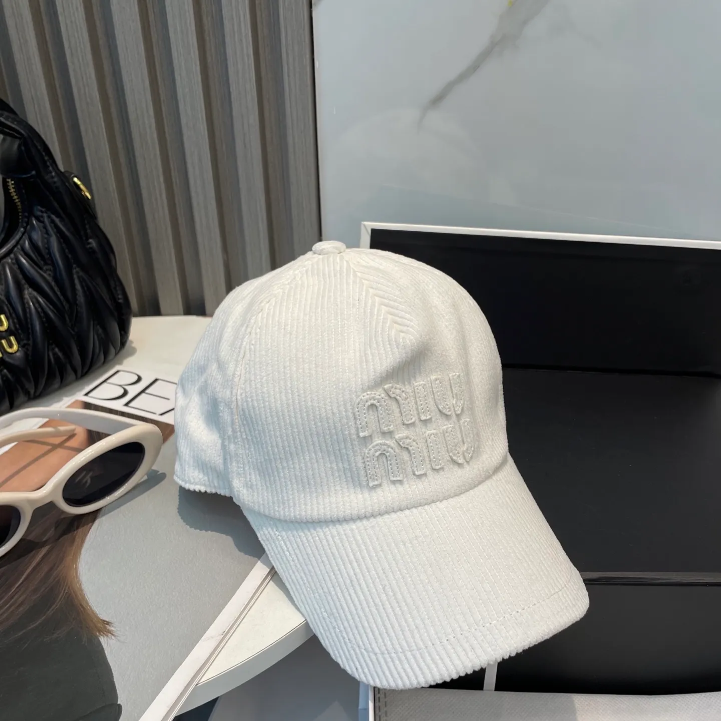 P70 miumiu limited new corduroy baseball cap, corduroy textured peaked cap. A very attractive baseball cap🧢~Same style for men and women. It brings a sense of atmosphere when you go out every day. It feels great to change it occasionally.
