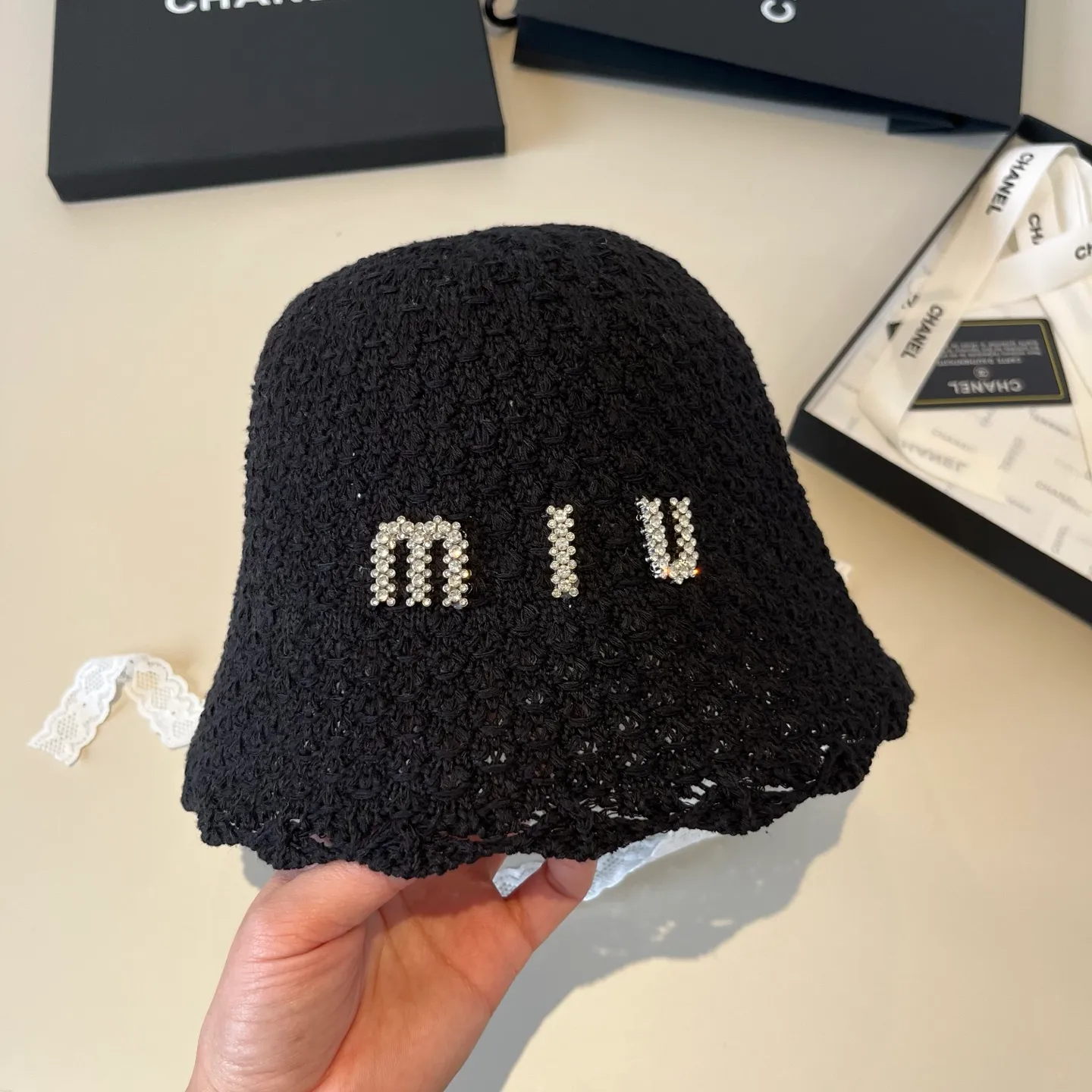 💰100¥ Miumiu new small round hat, with lace windproof rope, small and fresh, head circumference 57