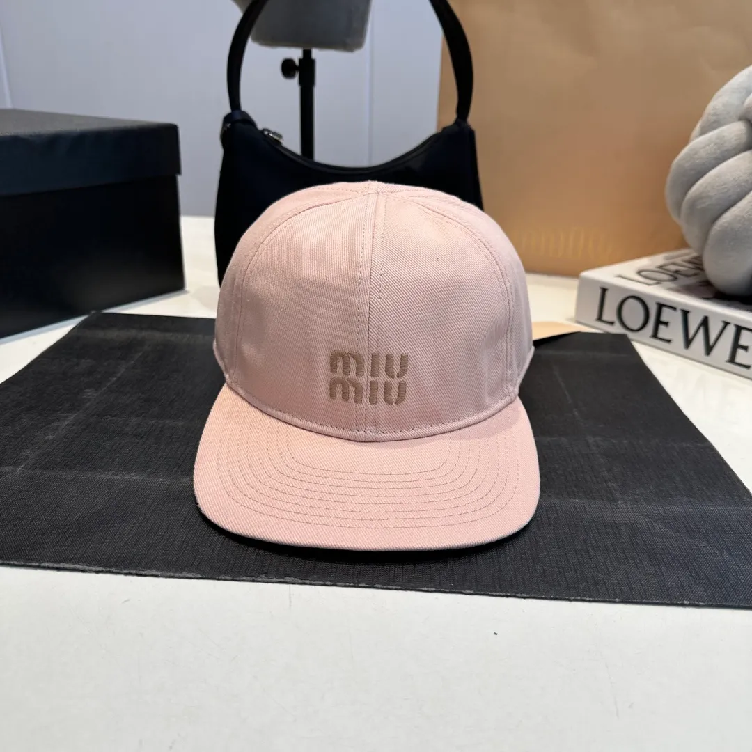 P80 synchronized with Miumiu counters. Colorful drawstring baseball cap. Miumiu new baseball cap. Popular style at the moment. Full of street style. Trendy and versatile. Xiaohongshuzhongcao. Get your boyfriend and be cool together. Highly recommended to everyone. Head circumference 55-58cm. Size can be adjusted.