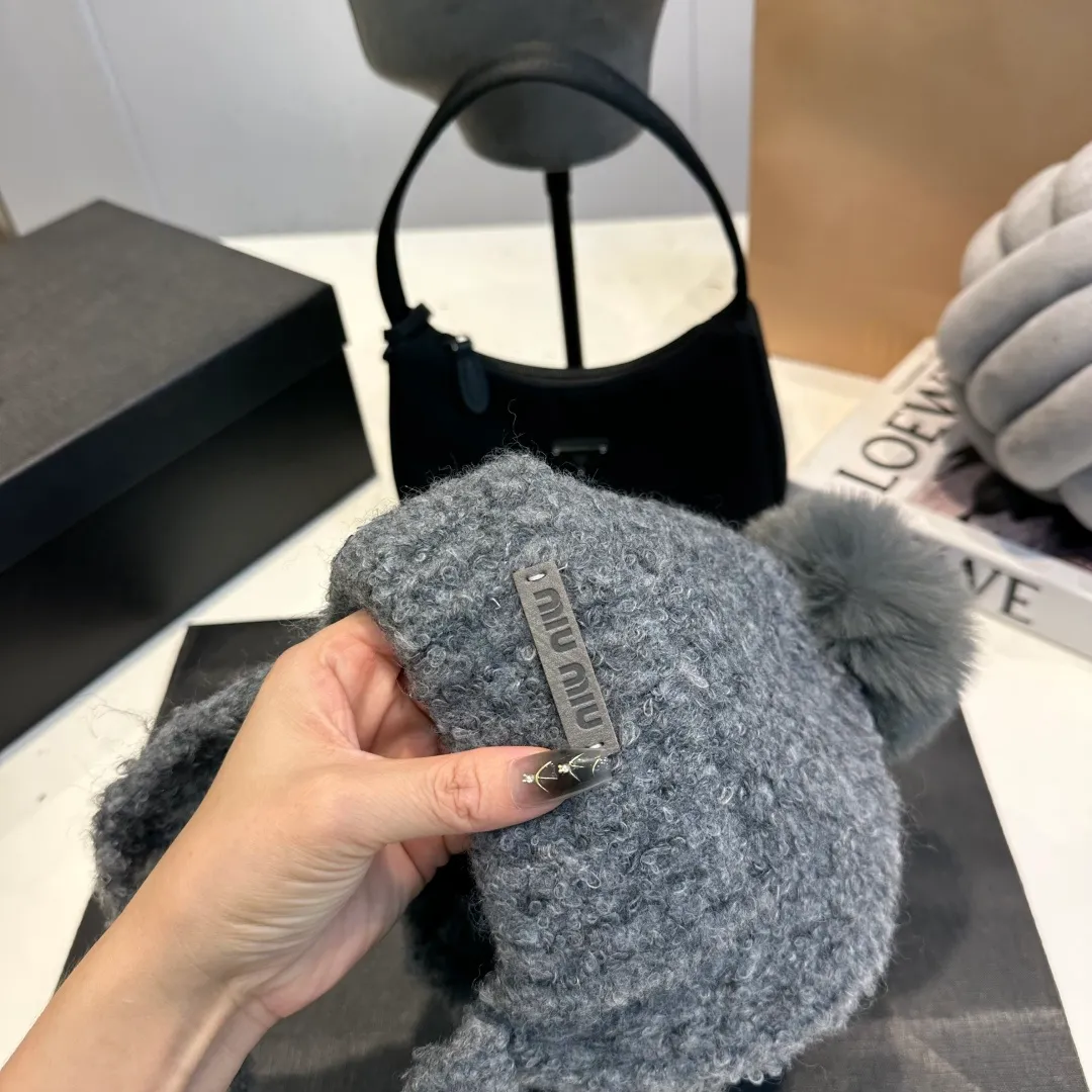 P80 miumiu Miu Miu fox fur ball new autumn and winter wool hat