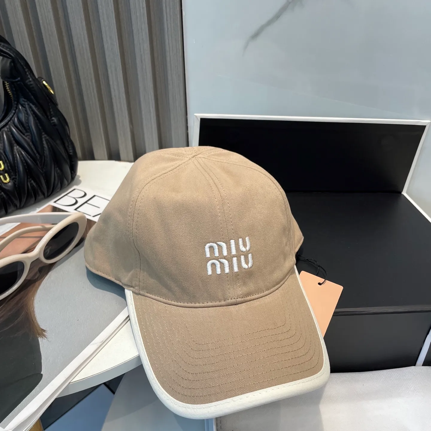 P60💛 Comes with dust bag. [Miumiu Miu Miu] New order style embroidered baseball cap🧢Big brand style is super easy to match, hurry up and get it!