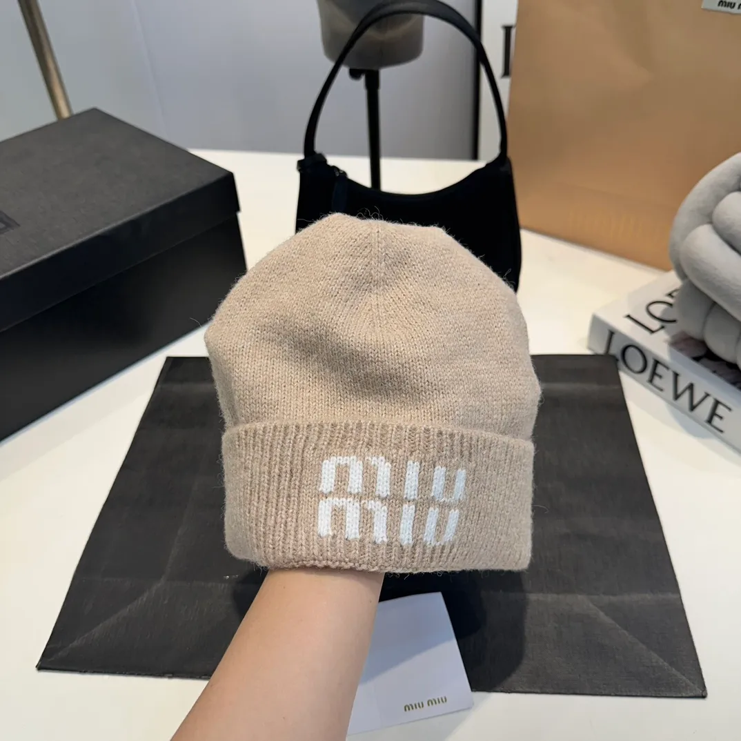 P60 MiuMiu～The new autumn and winter cold hat knitted hat is super soft and elastic, very warm, and has an amazing concave shape