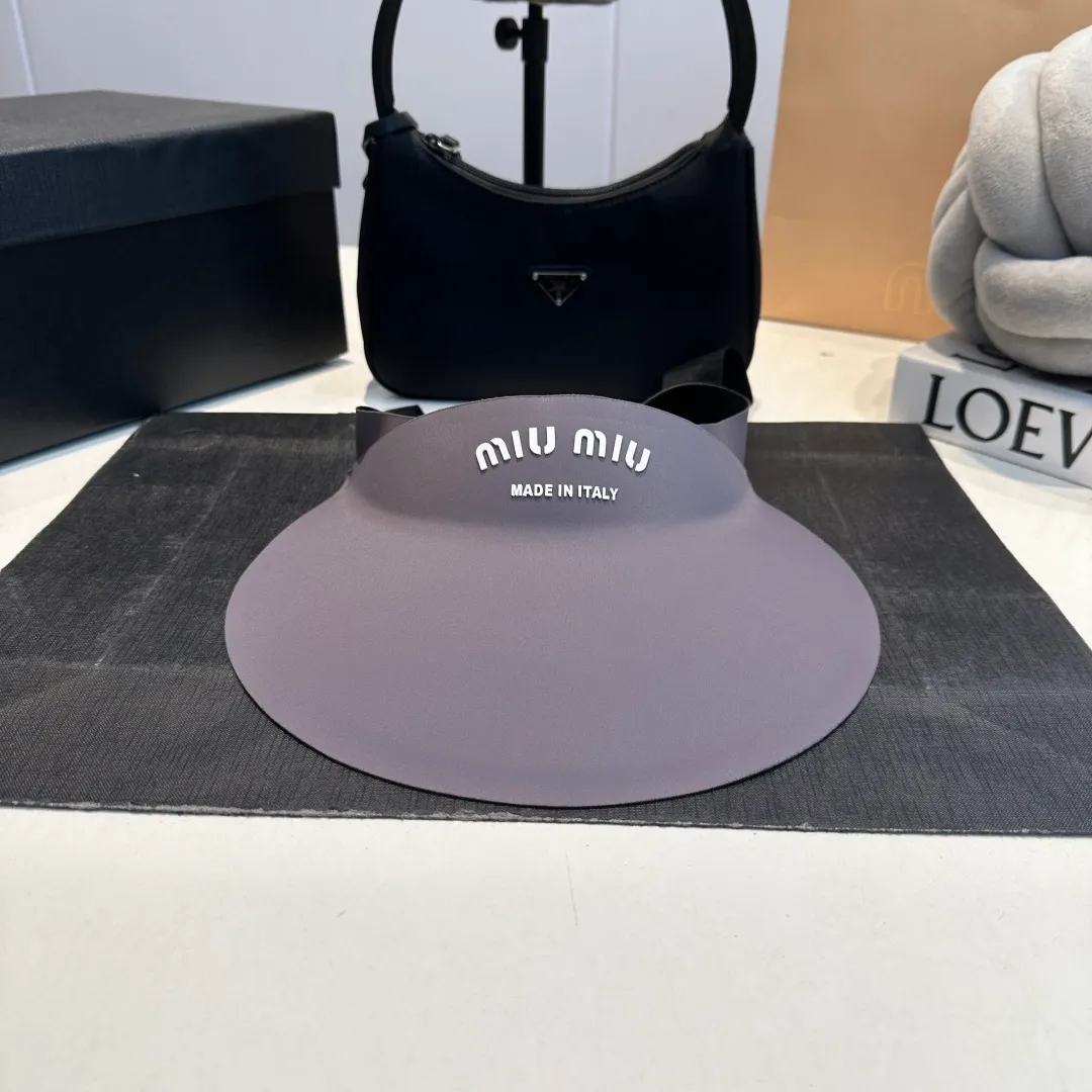 P60 miumiu💞 Summer Ice Silk Empty Hat. The Empty Sun Protection Hat does not delay the ponytail~ The ice silk fabric is practical and beautiful! The design of the large brim can effectively block ultraviolet rays. Multiple colors available.
