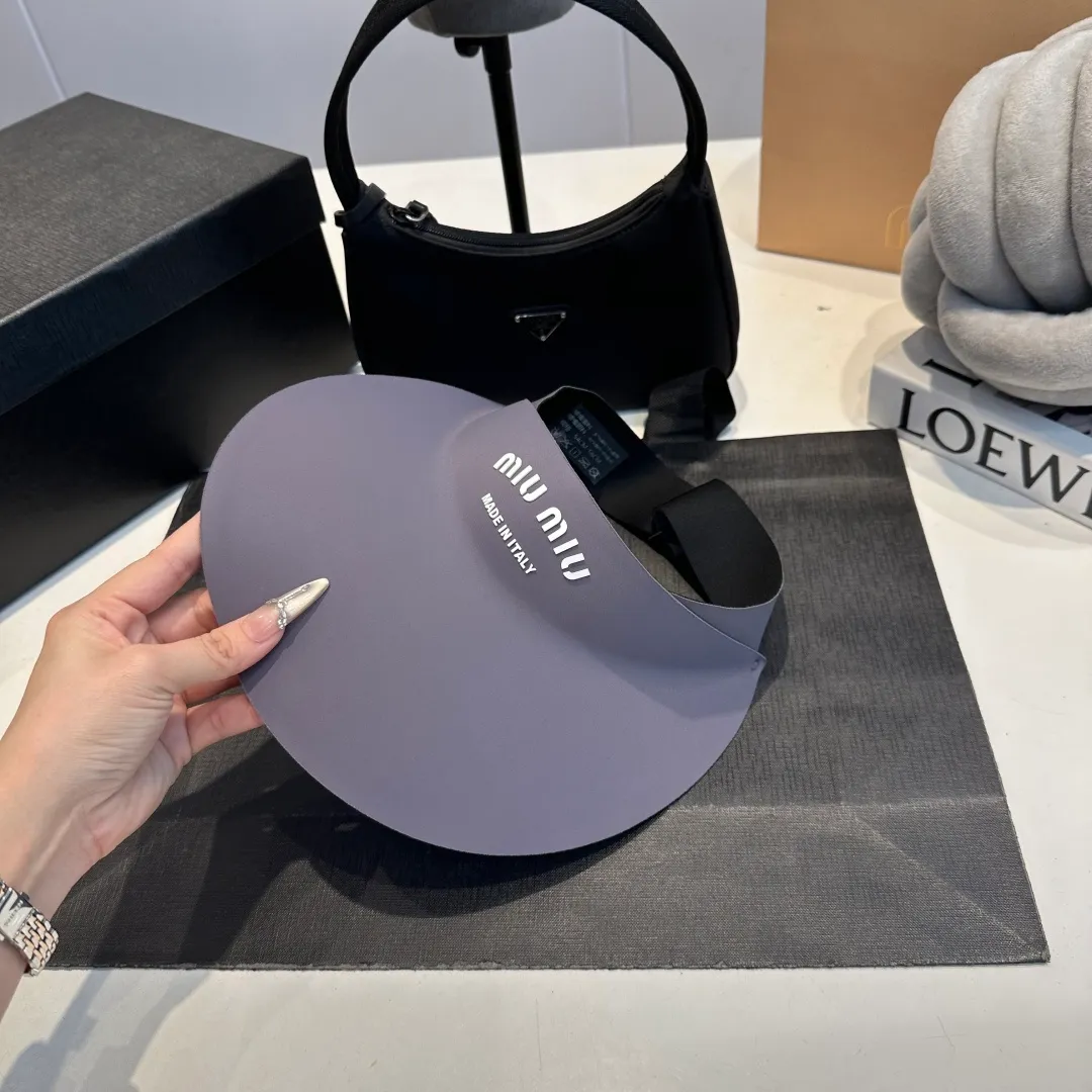 P60 miumiu💞 Summer Ice Silk Empty Hat. The Empty Sun Protection Hat does not delay the ponytail~ The ice silk fabric is practical and beautiful! The design of the large brim can effectively block ultraviolet rays. Multiple colors available.