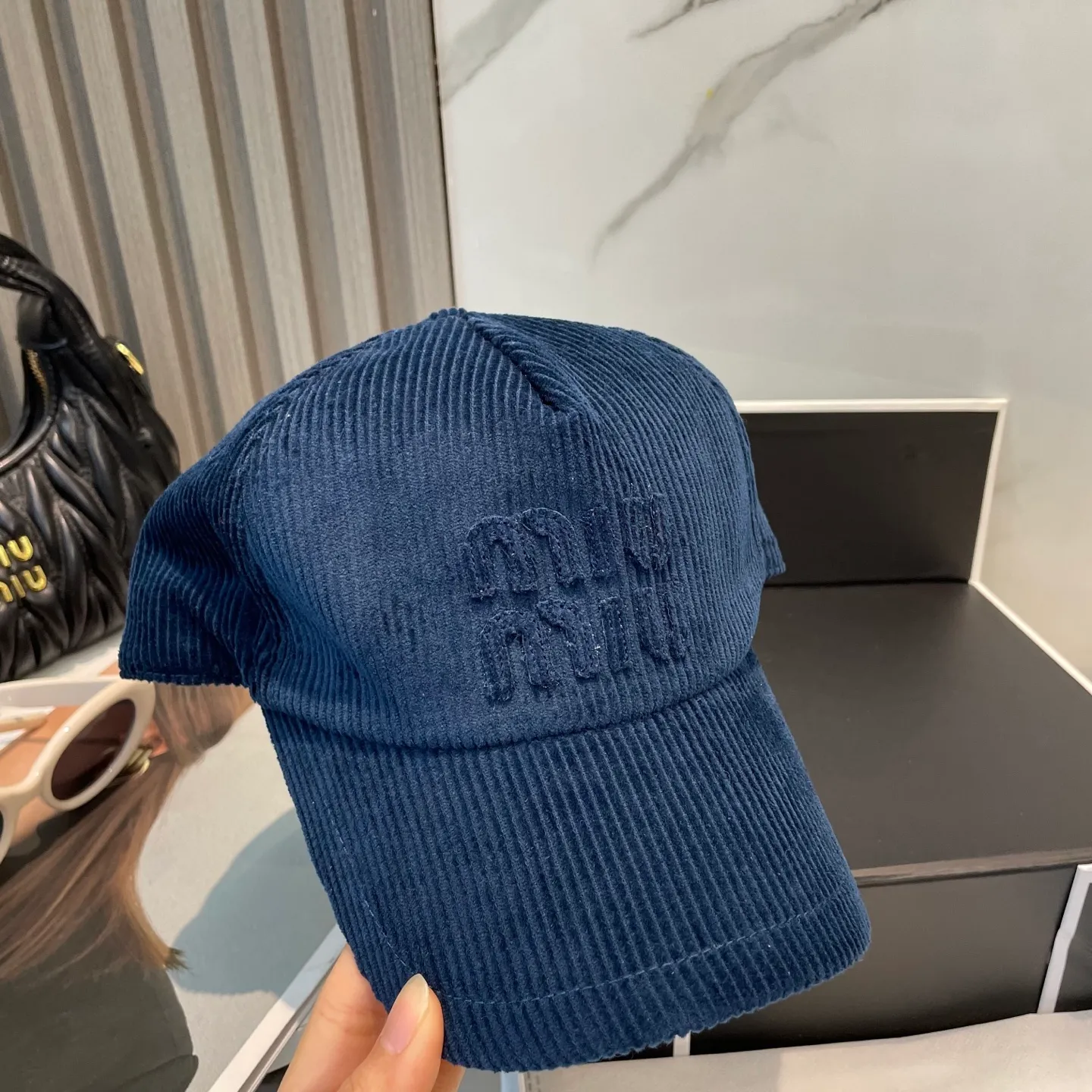 P70 miumiu limited new corduroy baseball cap, corduroy textured peaked cap. A very attractive baseball cap🧢~Same style for men and women. It brings a sense of atmosphere when you go out every day. It feels great to change it occasionally.