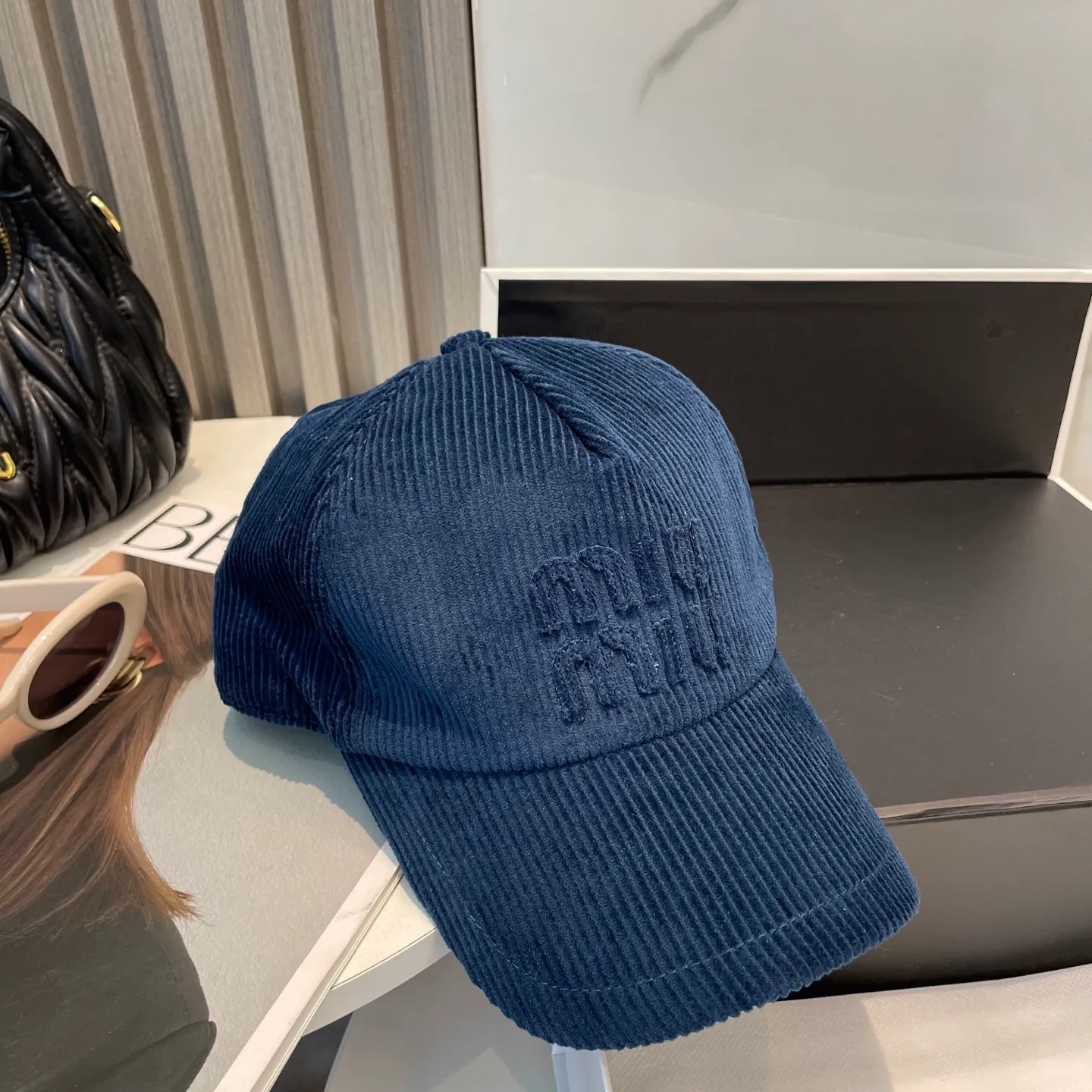 P70 miumiu limited new corduroy baseball cap, corduroy textured peaked cap. A very attractive baseball cap🧢~Same style for men and women. It brings a sense of atmosphere when you go out every day. It feels great to change it occasionally.