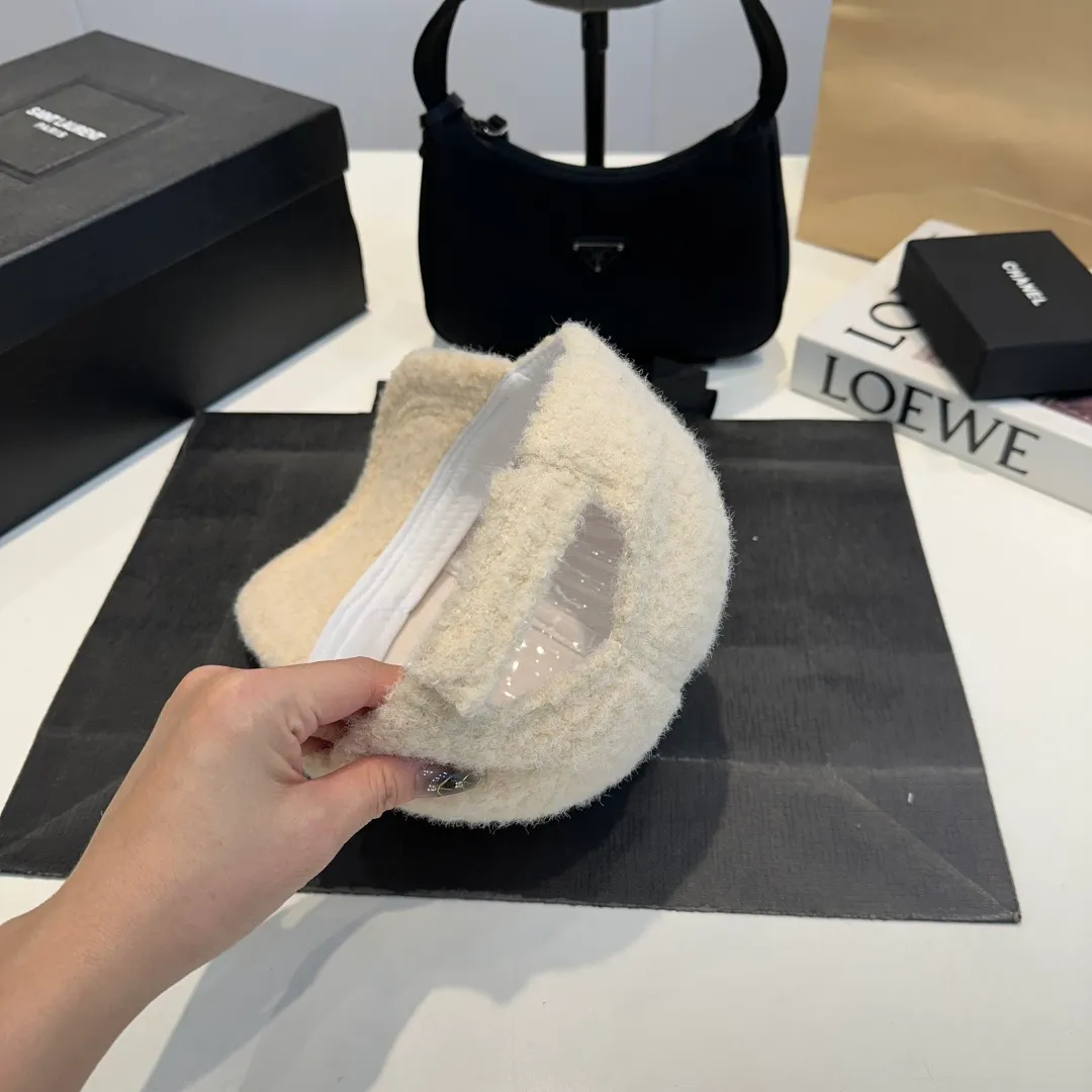 P56 Miumiu Miumiu new order style embroidered baseball cap🧢Big brand style is super easy to match, get it now!