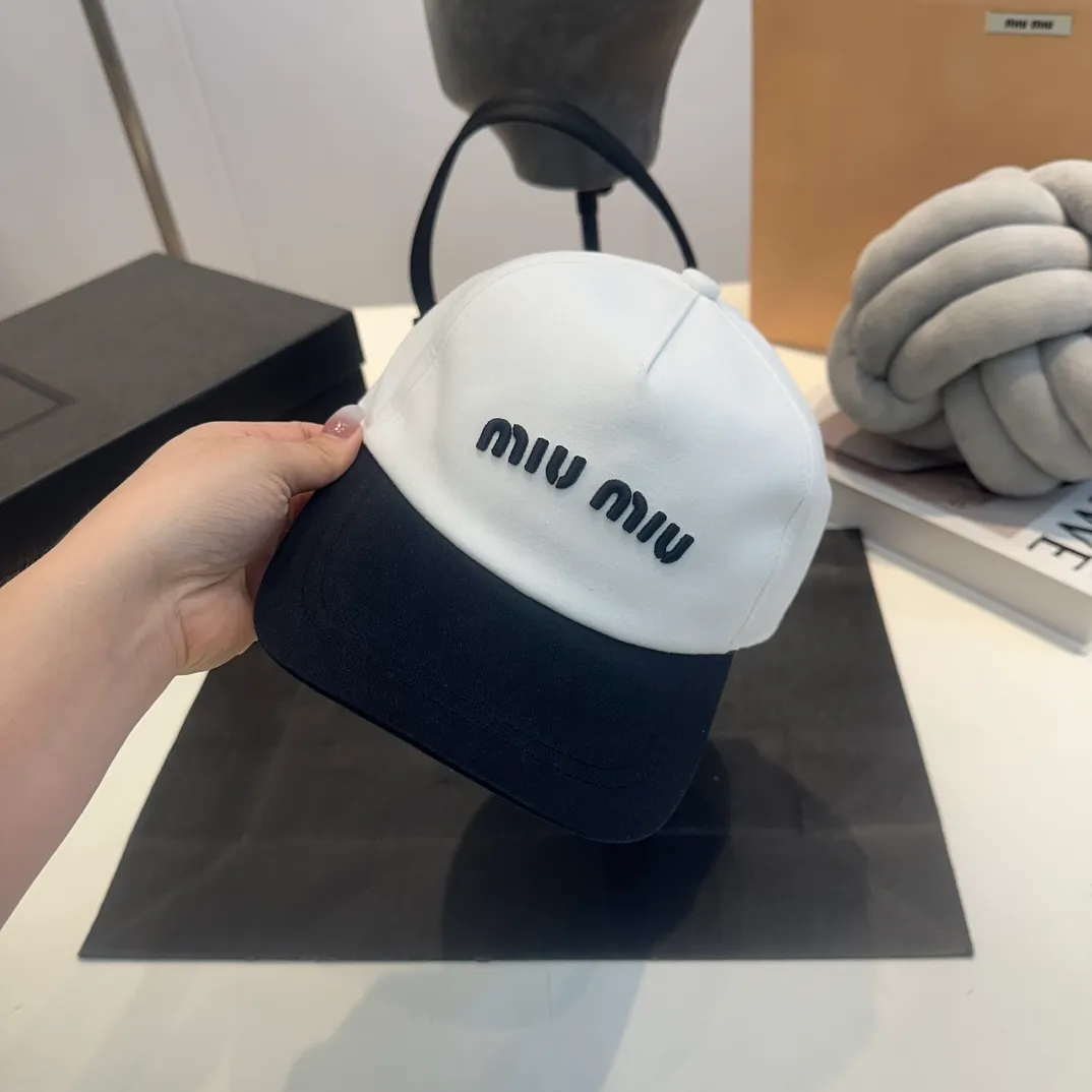 P56 MiuMiu Miu Miu girl's daily baseball cap. A very versatile baseball cap. Classic embroidered logo. Black and white contrasting colors. Versatile and fashionable.