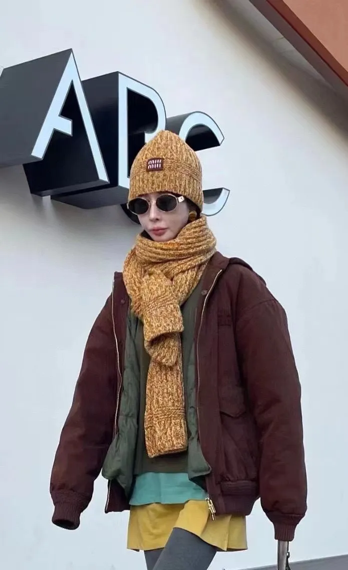 🉐️230💰Miumiu Xiaohongshu’s hot item, official new product classic suit hat! Hat ➕Scarf! It feels great in hand! It’s warm and super comfortable. This winter, all you need is a hat set like this. It’s warm and fashionable! Welcome to choose!!