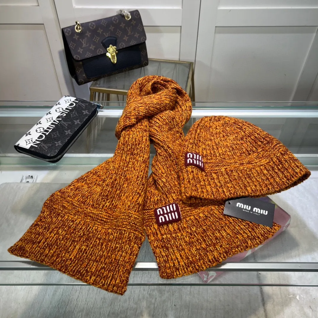 🉐️230💰Miumiu Xiaohongshu’s hot item, official new product classic suit hat! Hat ➕Scarf! It feels great in hand! It’s warm and super comfortable. This winter, all you need is a hat set like this. It’s warm and fashionable! Welcome to choose!!
