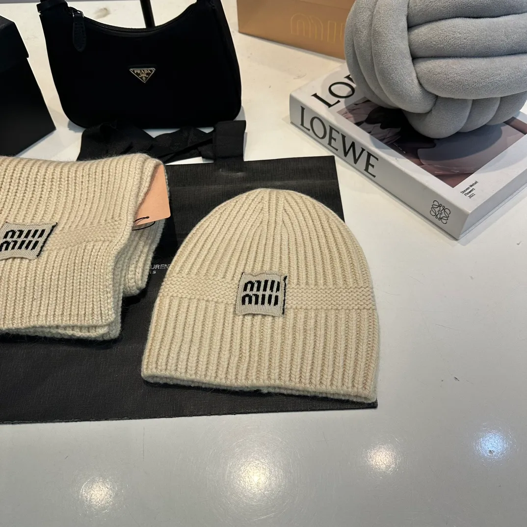 P200 miumiu two-piece knitted hat set, popular at Miumiu counter. Hat + scarf. New product released by Xiaohongshu. Very warm. High-elastic fabric. Classic colors. Same style for men and women.