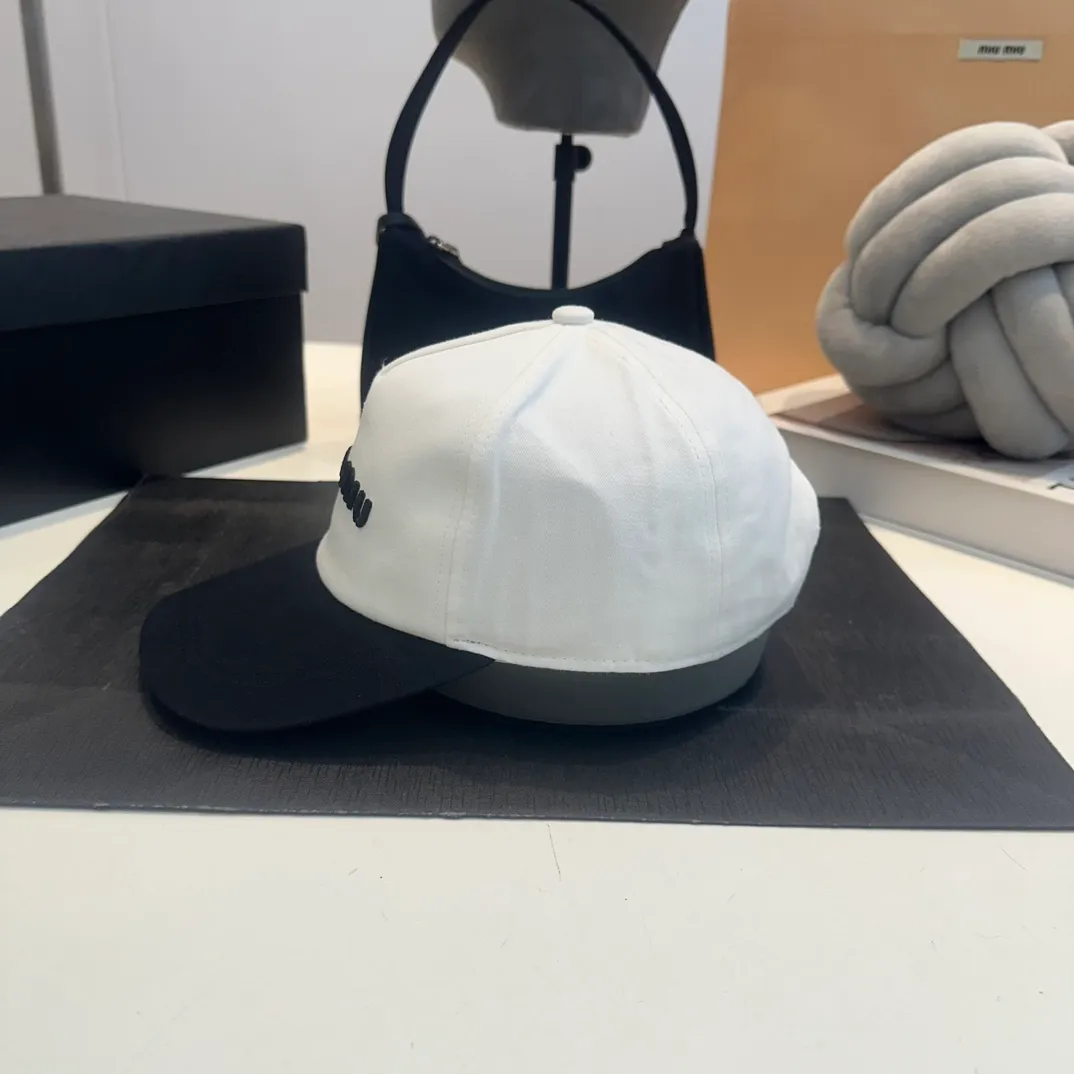 P56 MiuMiu Miu Miu girl's daily baseball cap. A very versatile baseball cap. Classic embroidered logo. Black and white contrasting colors. Versatile and fashionable.