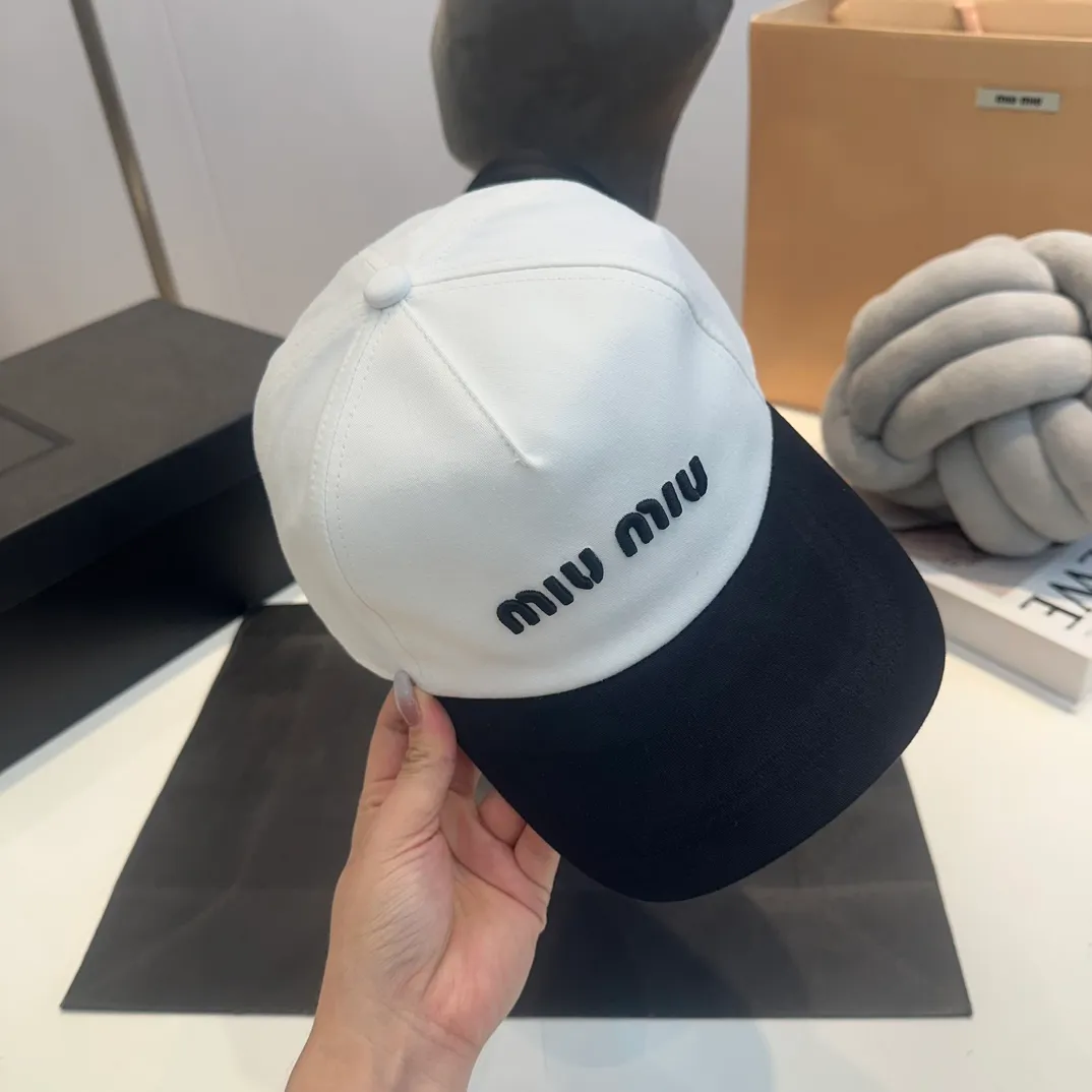 P56 MiuMiu Miu Miu girl's daily baseball cap. A very versatile baseball cap. Classic embroidered logo. Black and white contrasting colors. Versatile and fashionable.