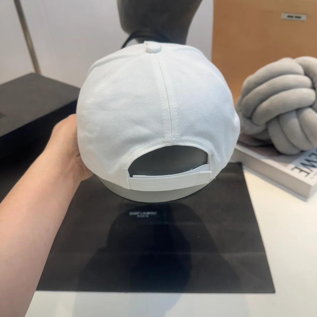 P56 MiuMiu Miu Miu girl's daily baseball cap. A very versatile baseball cap. Classic embroidered logo. Black and white contrasting colors. Versatile and fashionable.