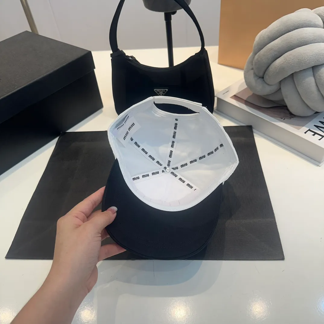 P56 MiuMiu Miu Miu girl's daily baseball cap. A very versatile baseball cap. Classic embroidered logo. Black and white contrasting colors. Versatile and fashionable.