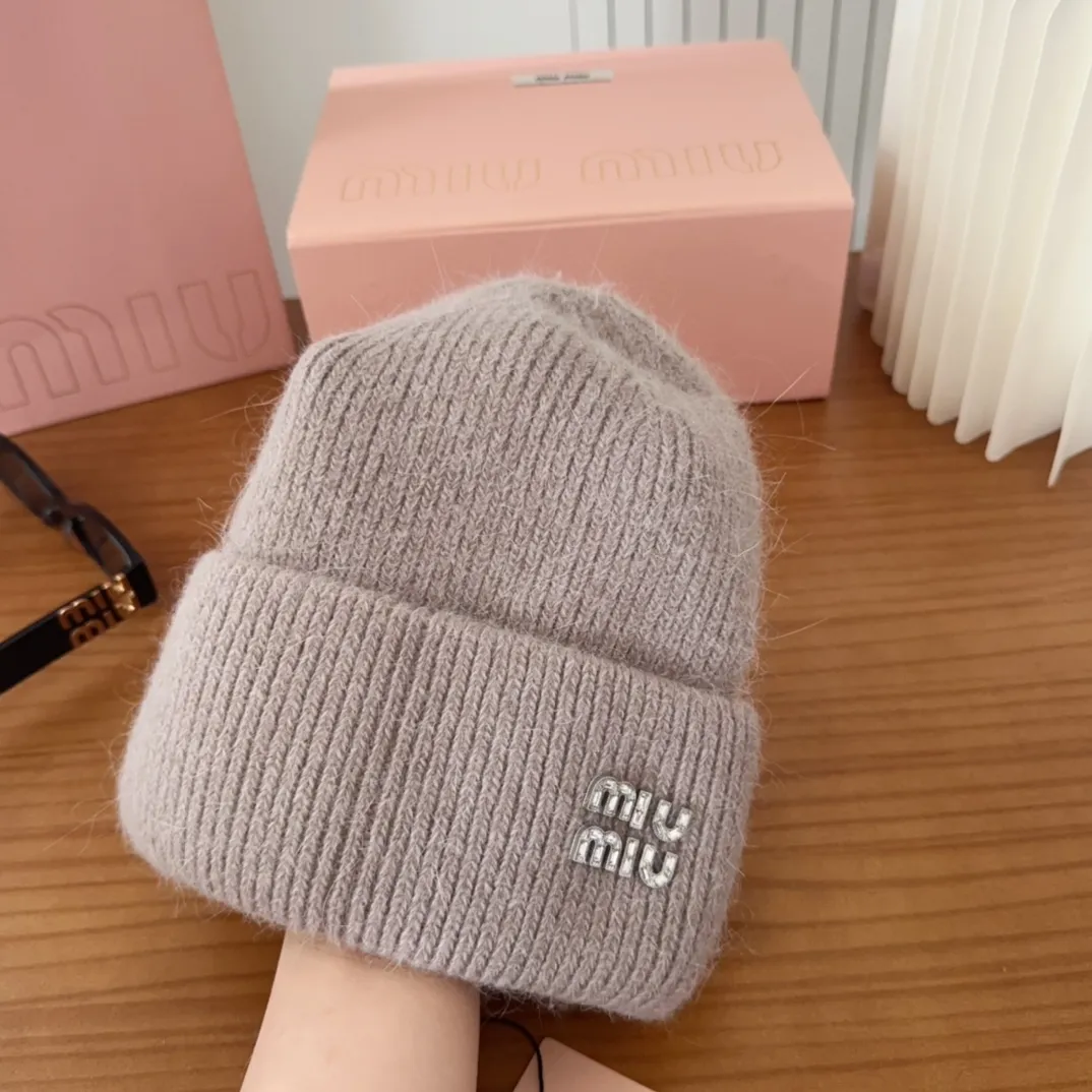 💰56 miumiu🐰Angora rabbit fur autumn and winter woolen hat This high-grade gray dyeing is very difficult to dye! What's more, the material of rabbit fur is like starting from scratch! Highly recommend to everyone. This hat goes well with any type of clothing. It can be both casual and sweet!