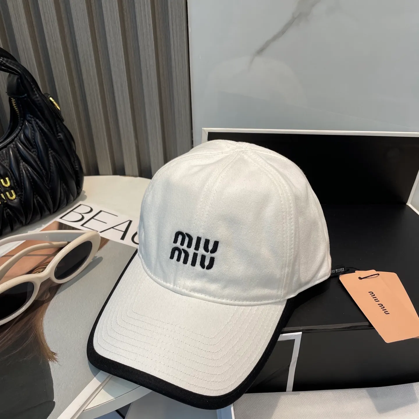 P60💛 Comes with dust bag. [Miumiu Miu Miu] New order style embroidered baseball cap🧢Big brand style is super easy to match, hurry up and get it!