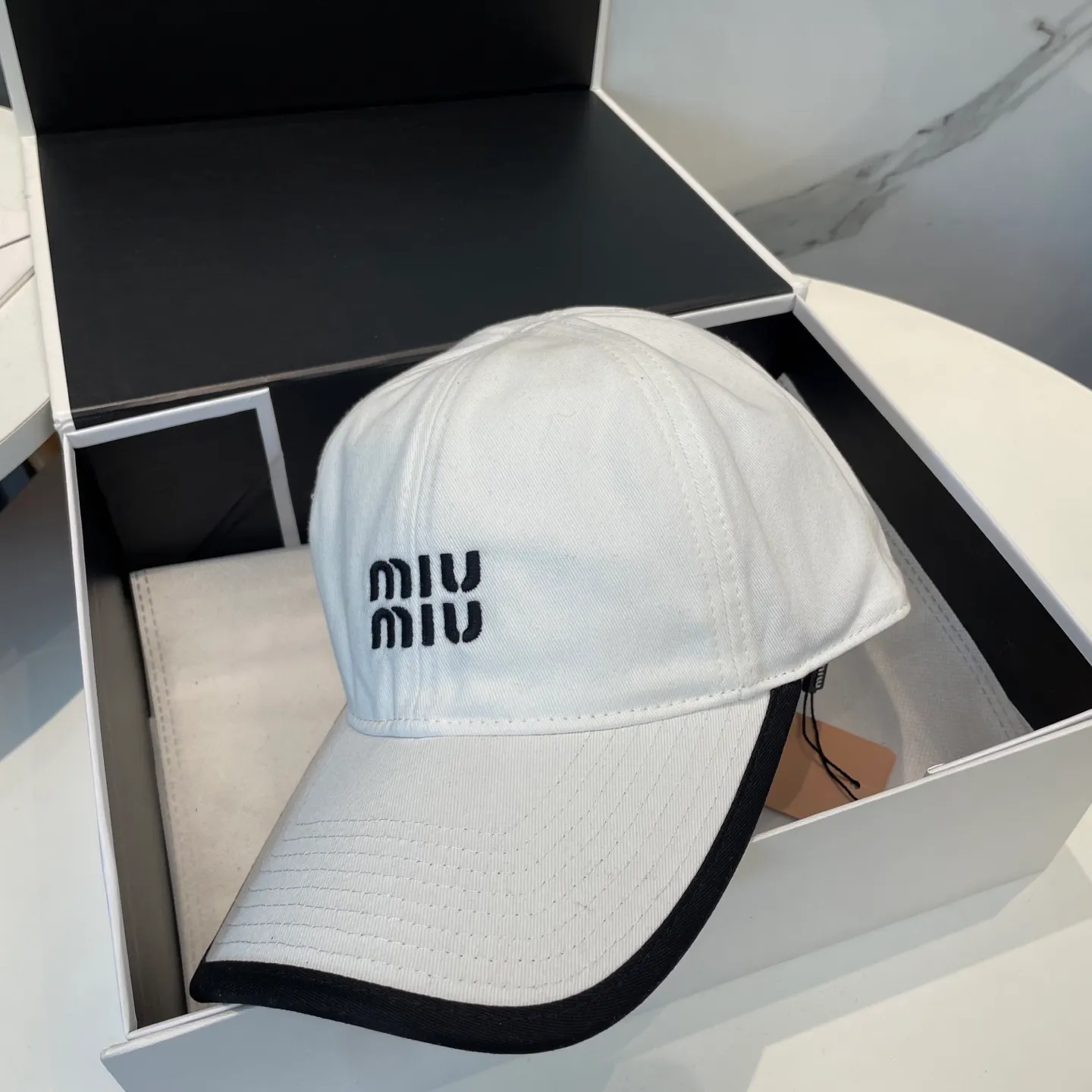 P60💛 Comes with dust bag. [Miumiu Miu Miu] New order style embroidered baseball cap🧢Big brand style is super easy to match, hurry up and get it!