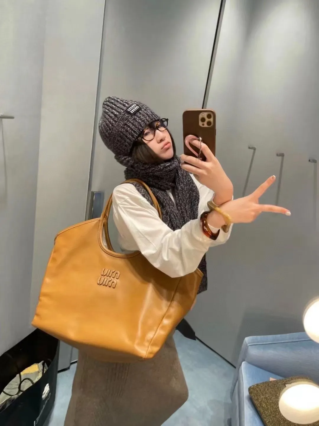P170 miumiu Xiaohongshu’s popular model, a new classic set of hats from the official website! Hat ➕Scarf! It feels great in hand! It’s warm and super comfortable. This winter, all you need is a hat set like this. It’s warm and fashionable! Welcome to choose!!