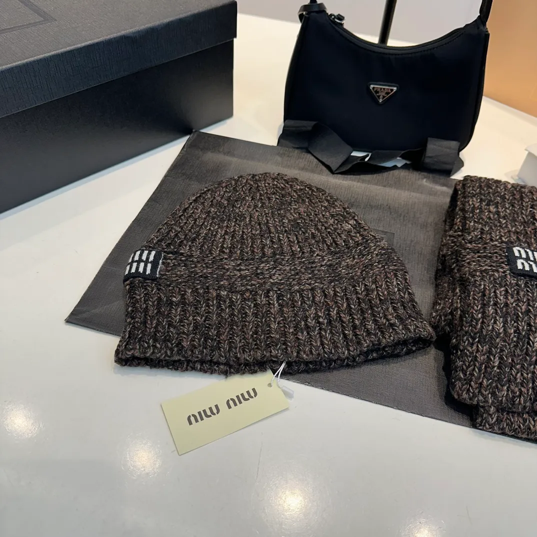 P170 miumiu Xiaohongshu’s popular model, a new classic set of hats from the official website! Hat ➕Scarf! It feels great in hand! It’s warm and super comfortable. This winter, all you need is a hat set like this. It’s warm and fashionable! Welcome to choose!!