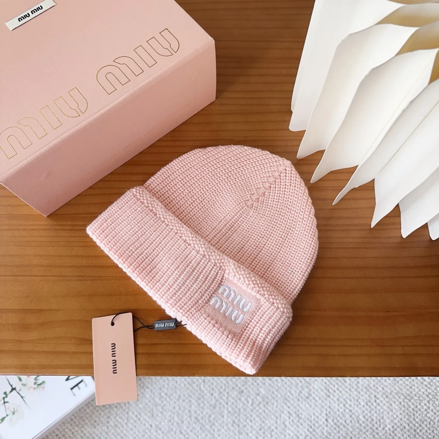 💰60 miumiu’s most popular knitted hat at the Miu Miu counter! Xiaohongshu’s new product is released, it’s so 🉑️, high-elastic fabric, classic colors, same style for men and women.