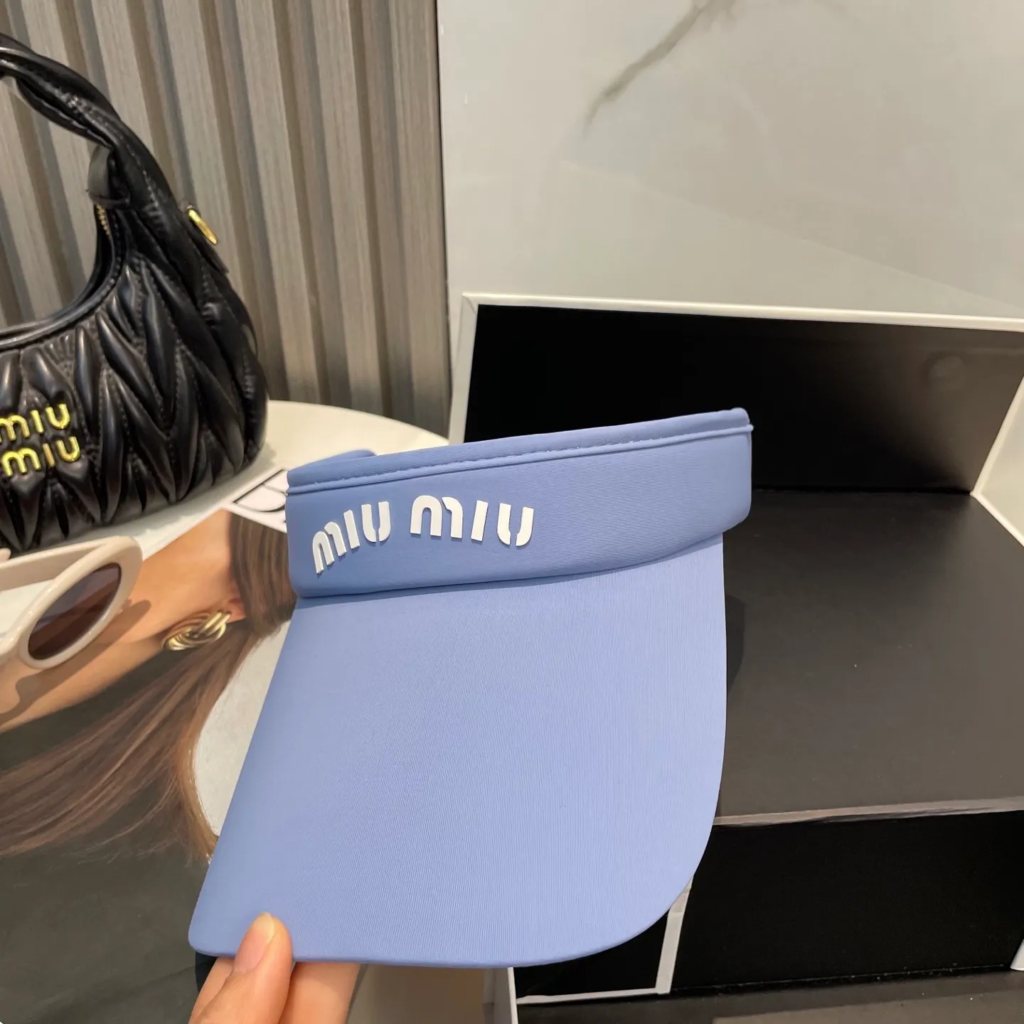 P60miumiuMiu Miu💞 Summer ice silk empty top hat. The empty top sun protection hat does not delay the ponytail~ The ice silk fabric is practical and beautiful! The design of the large brim can effectively block ultraviolet rays. Multiple colors available.