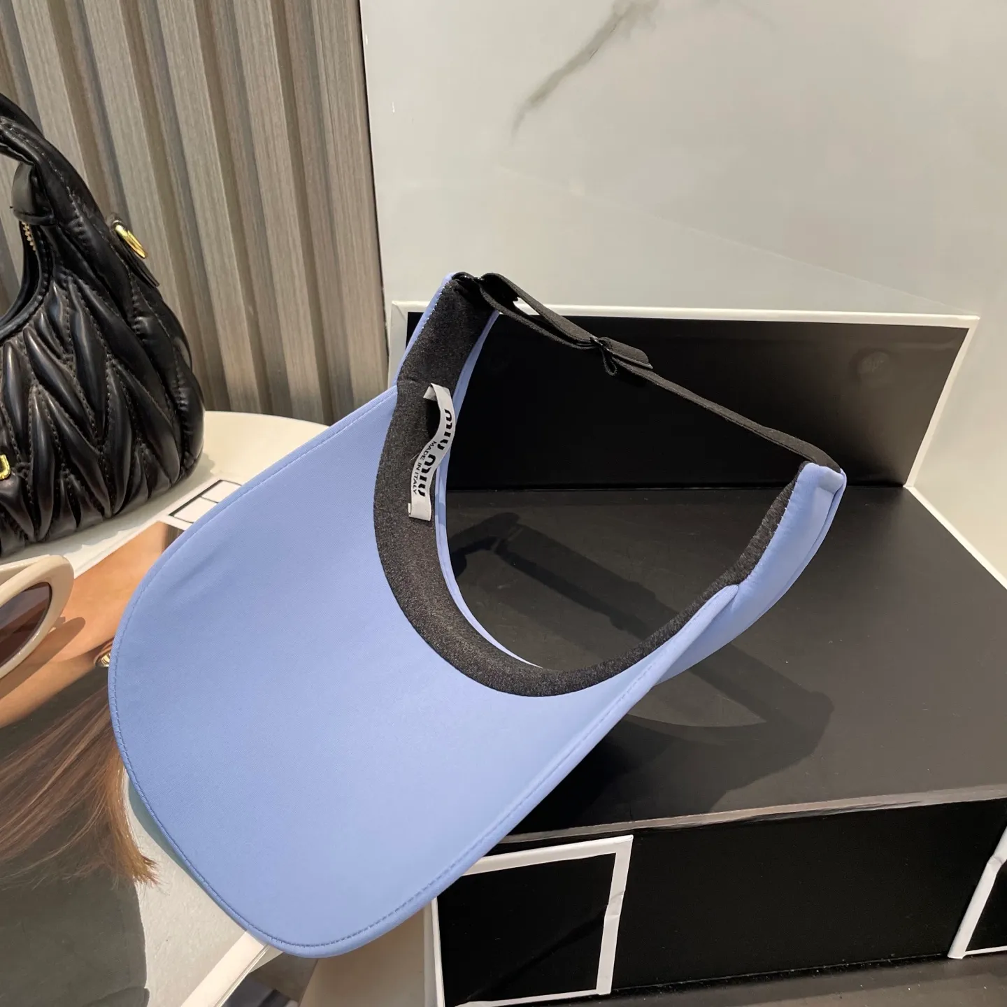 P60miumiuMiu Miu💞 Summer ice silk empty top hat. The empty top sun protection hat does not delay the ponytail~ The ice silk fabric is practical and beautiful! The design of the large brim can effectively block ultraviolet rays. Multiple colors available.