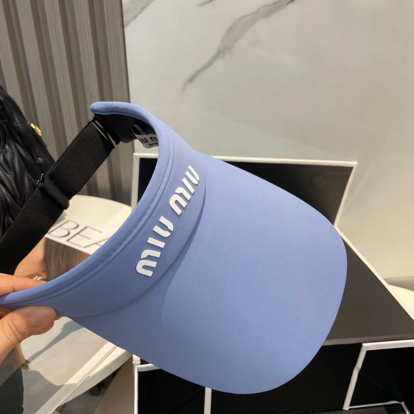 P60miumiuMiu Miu💞 Summer ice silk empty top hat. The empty top sun protection hat does not delay the ponytail~ The ice silk fabric is practical and beautiful! The design of the large brim can effectively block ultraviolet rays. Multiple colors available.