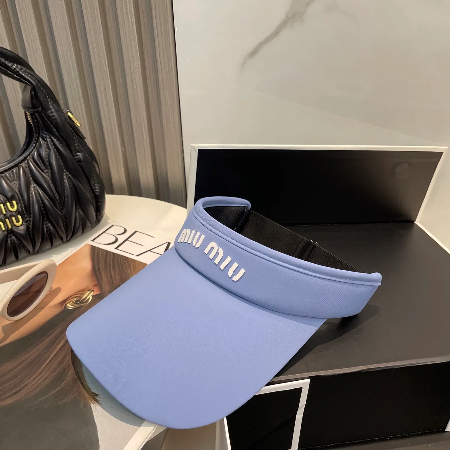 P60miumiuMiu Miu💞 Summer ice silk empty top hat. The empty top sun protection hat does not delay the ponytail~ The ice silk fabric is practical and beautiful! The design of the large brim can effectively block ultraviolet rays. Multiple colors available.