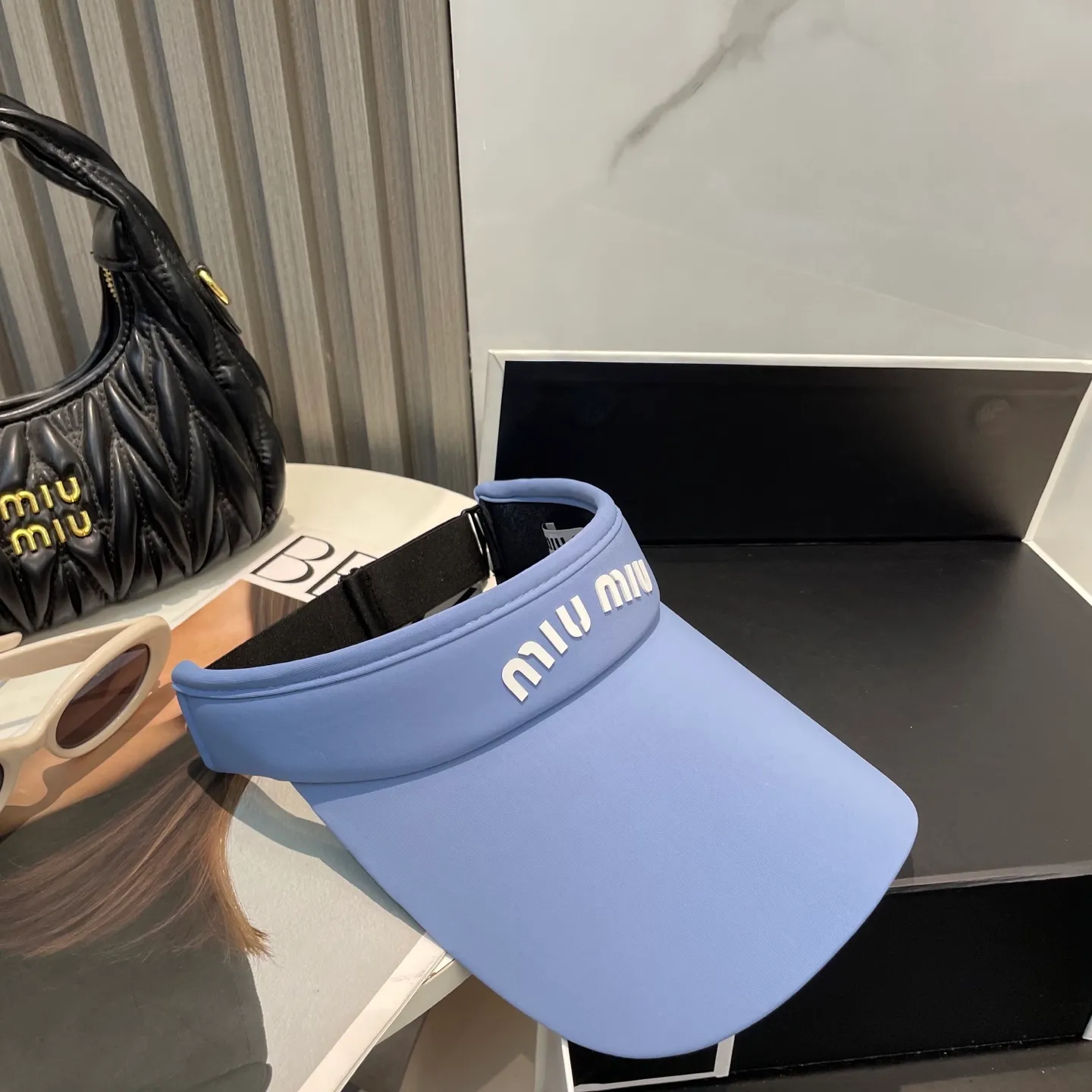 P60miumiuMiu Miu💞 Summer ice silk empty top hat. The empty top sun protection hat does not delay the ponytail~ The ice silk fabric is practical and beautiful! The design of the large brim can effectively block ultraviolet rays. Multiple colors available.